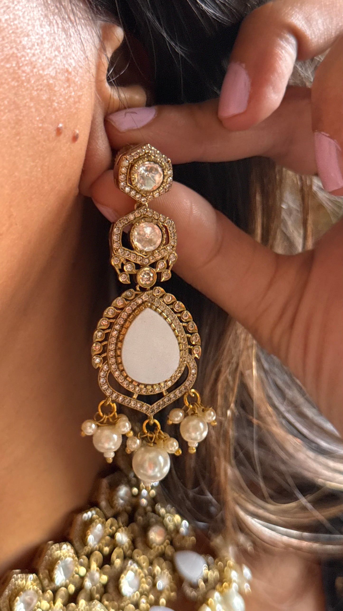Mother of pearl with drops choker necklace