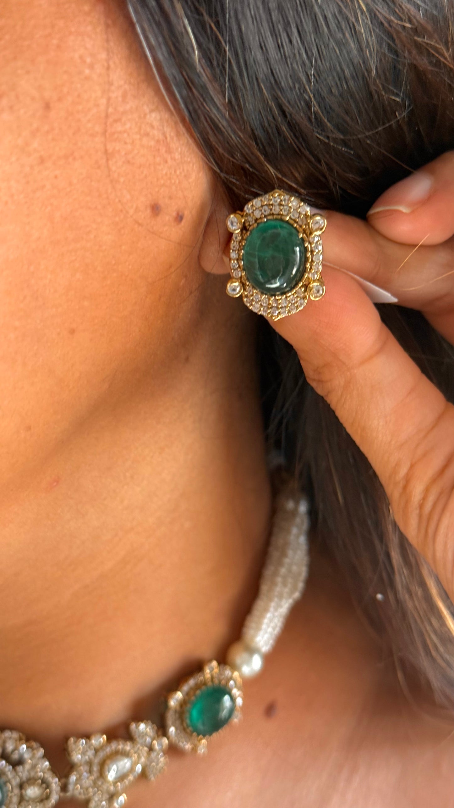 Emerald victorian thread choker