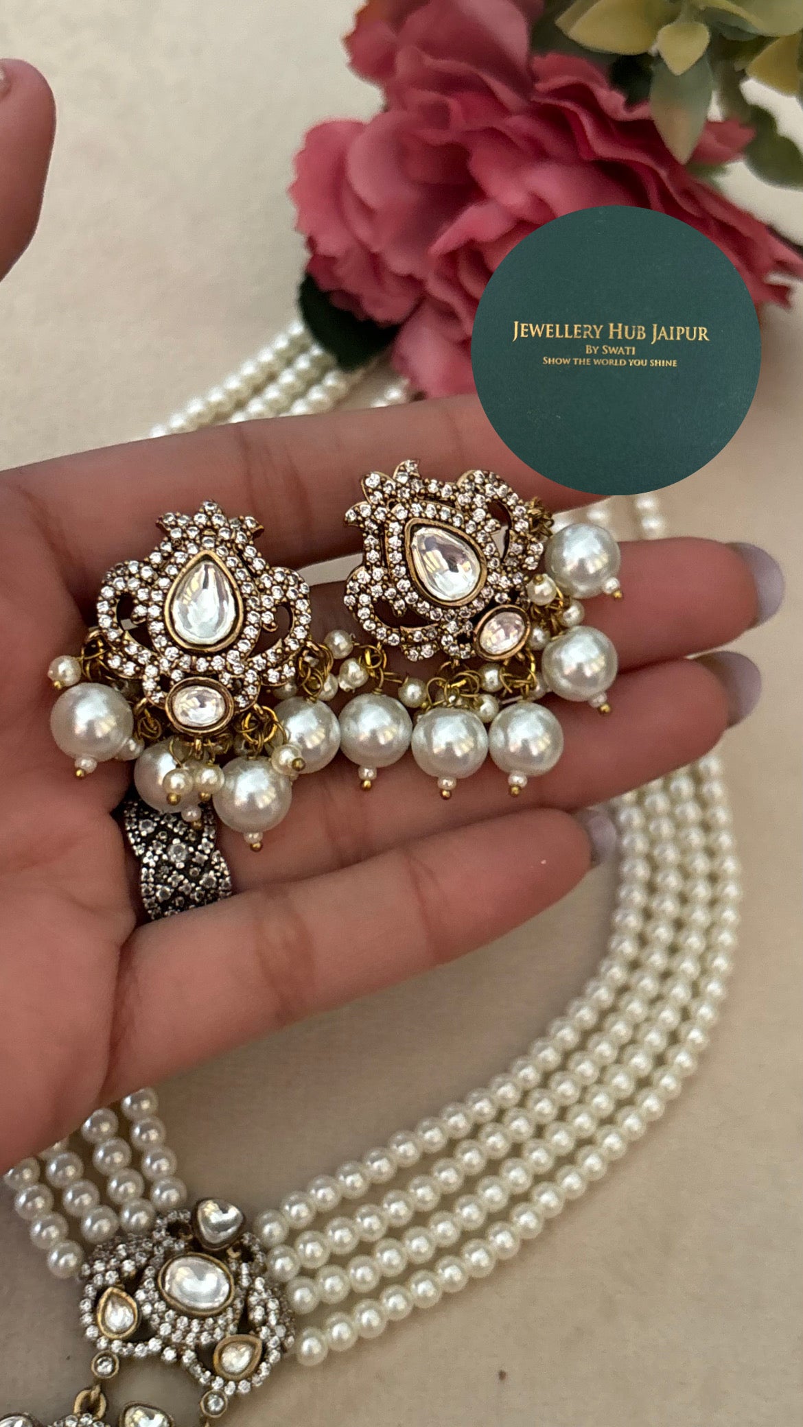 Mother of pearl pendant set with pearl lines