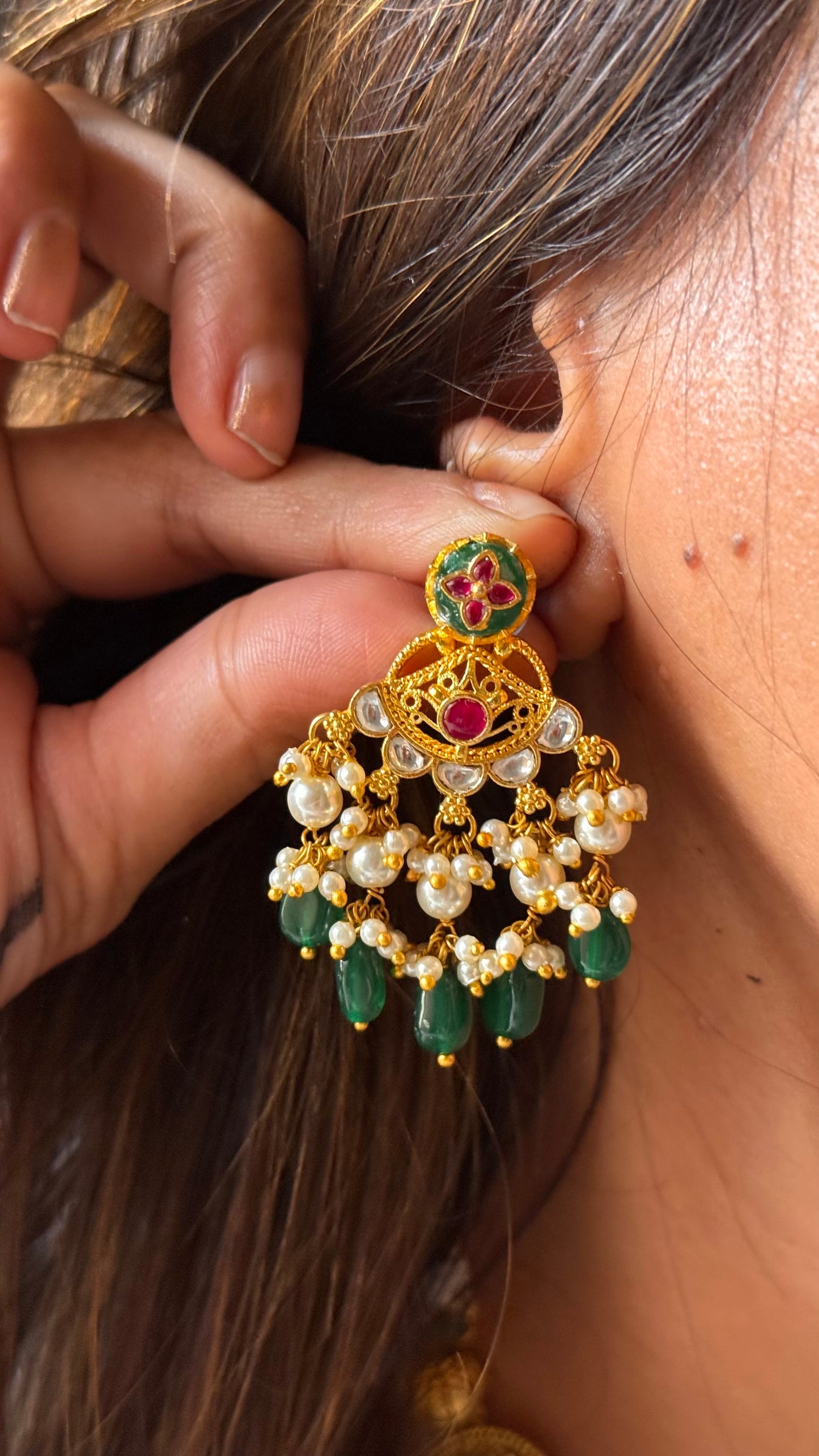 Emerald inlay with pearl detailing necklace