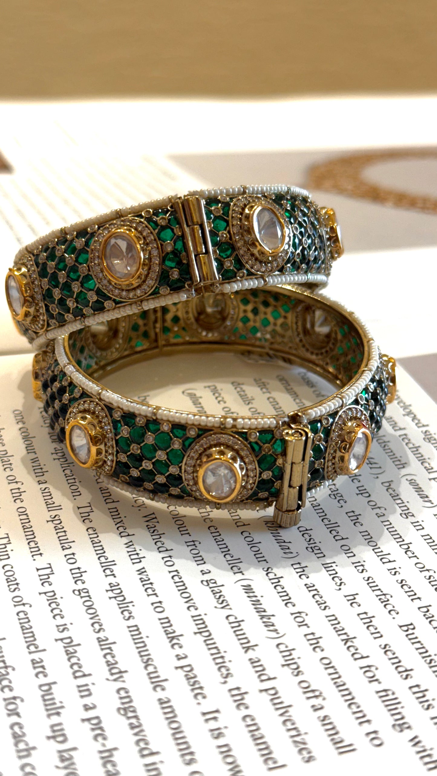Emerald takkar Victorian bangle