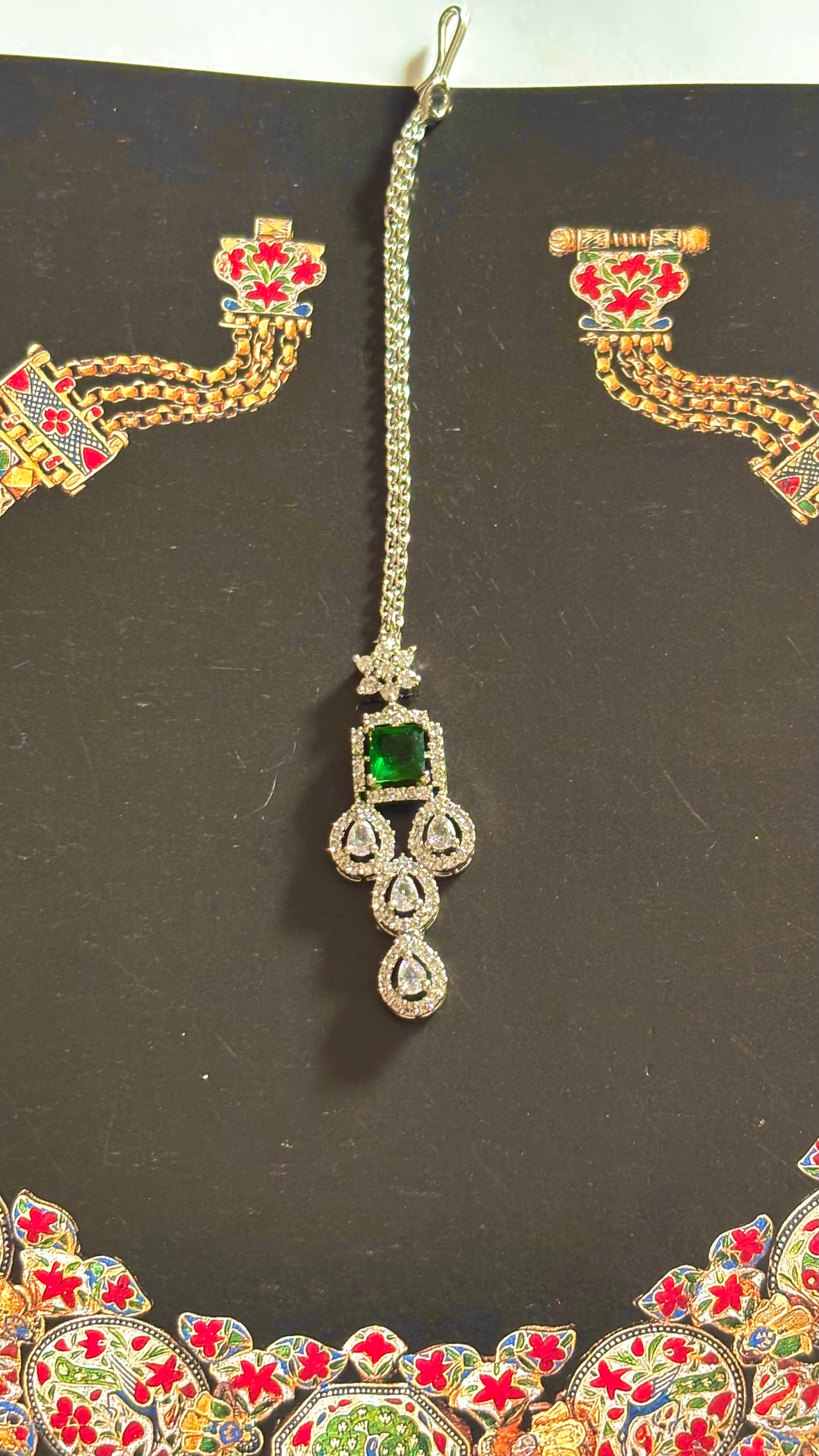 Emerald square doublet with cz diamond maangtika