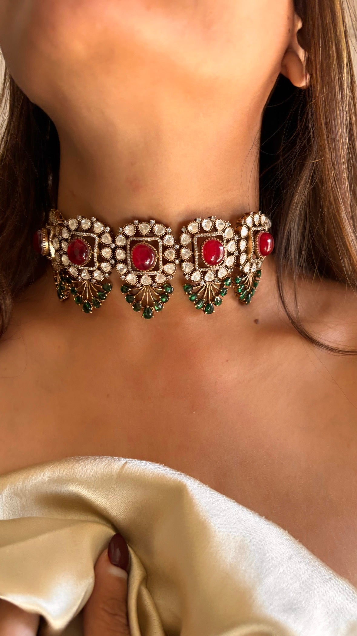 Red green choker necklace with earrings