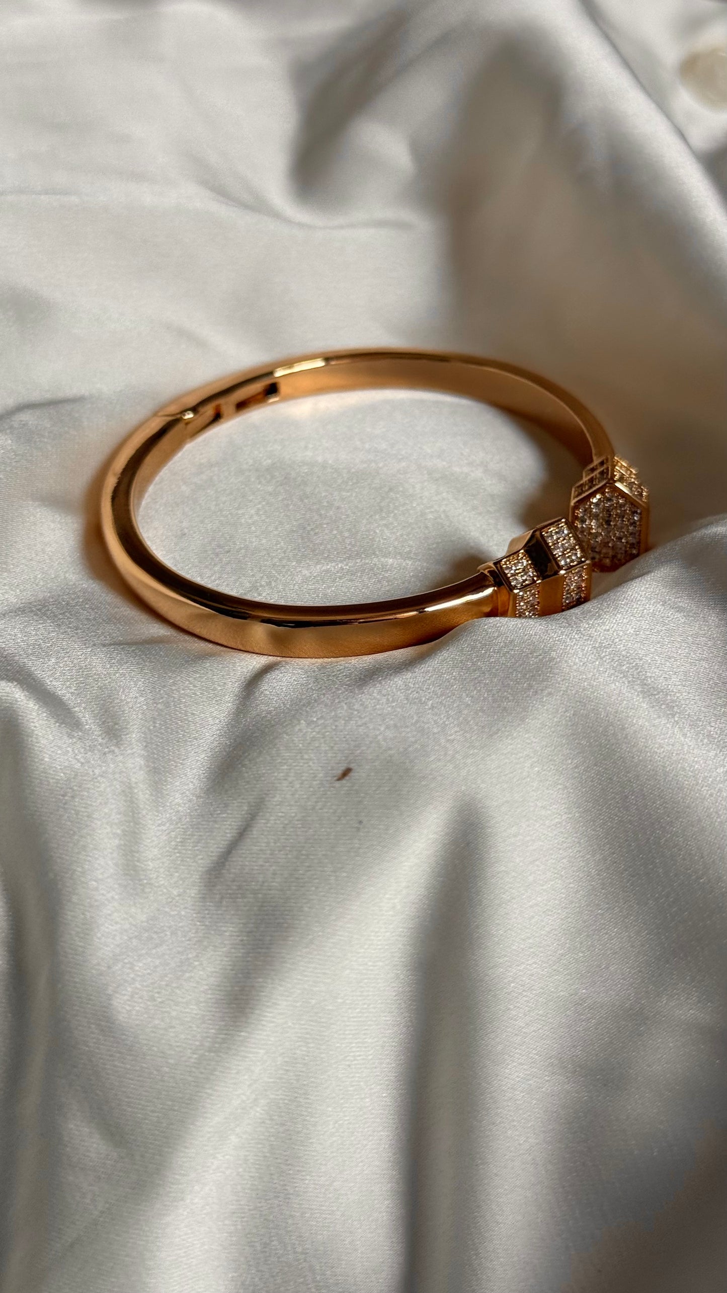 Open-Cuff Square End bracelet (gold)