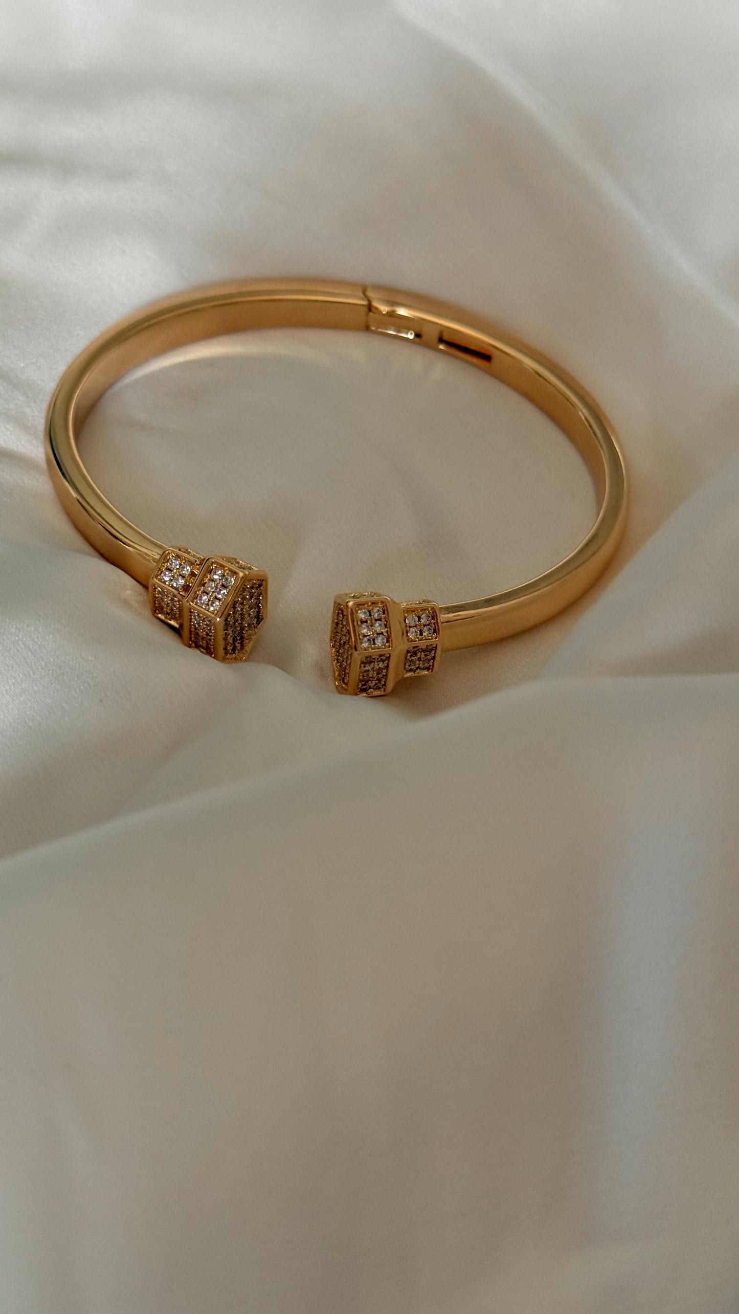 Open-Cuff Square End bracelet (gold)