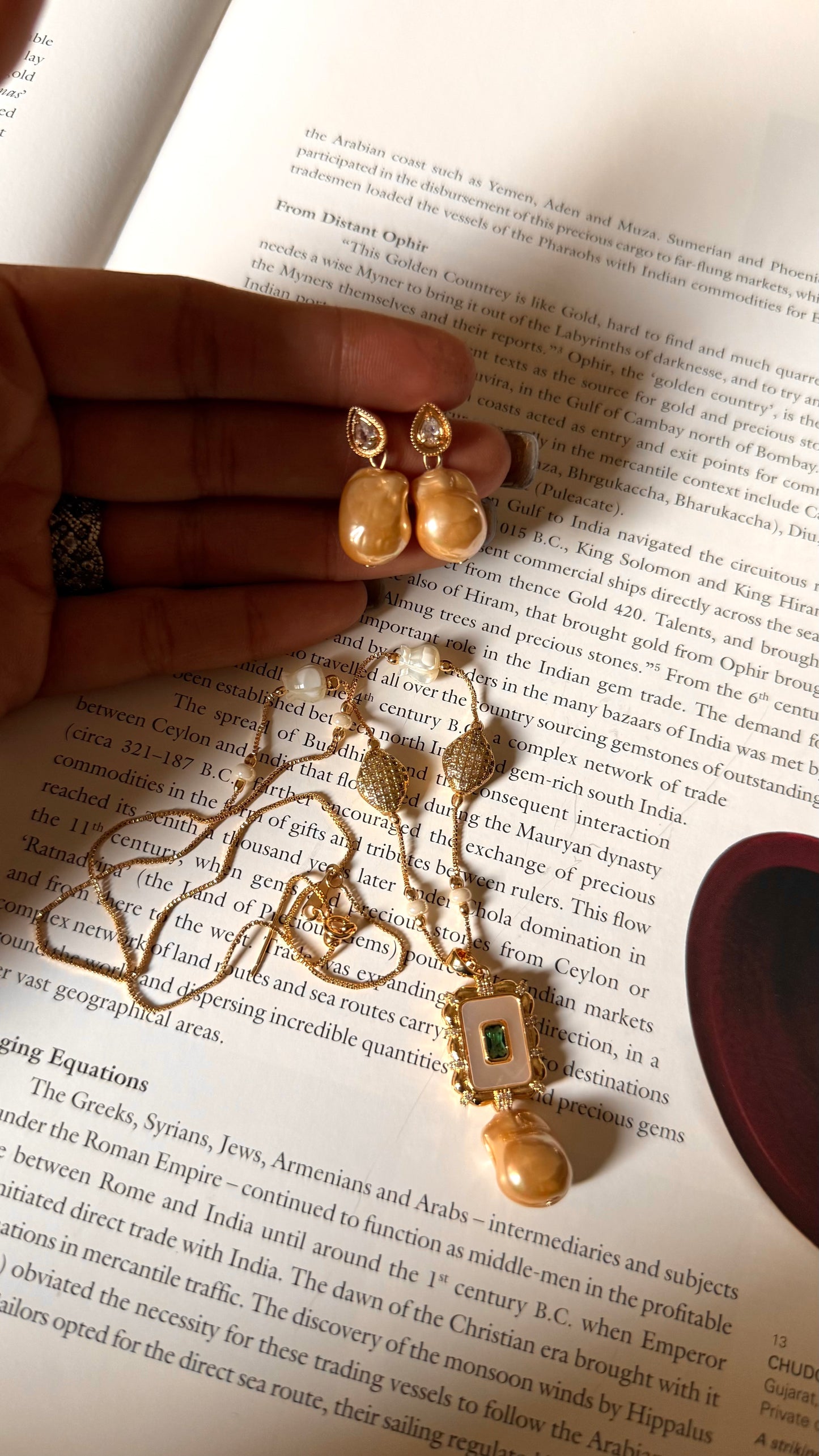 Emerald minimal pendant set