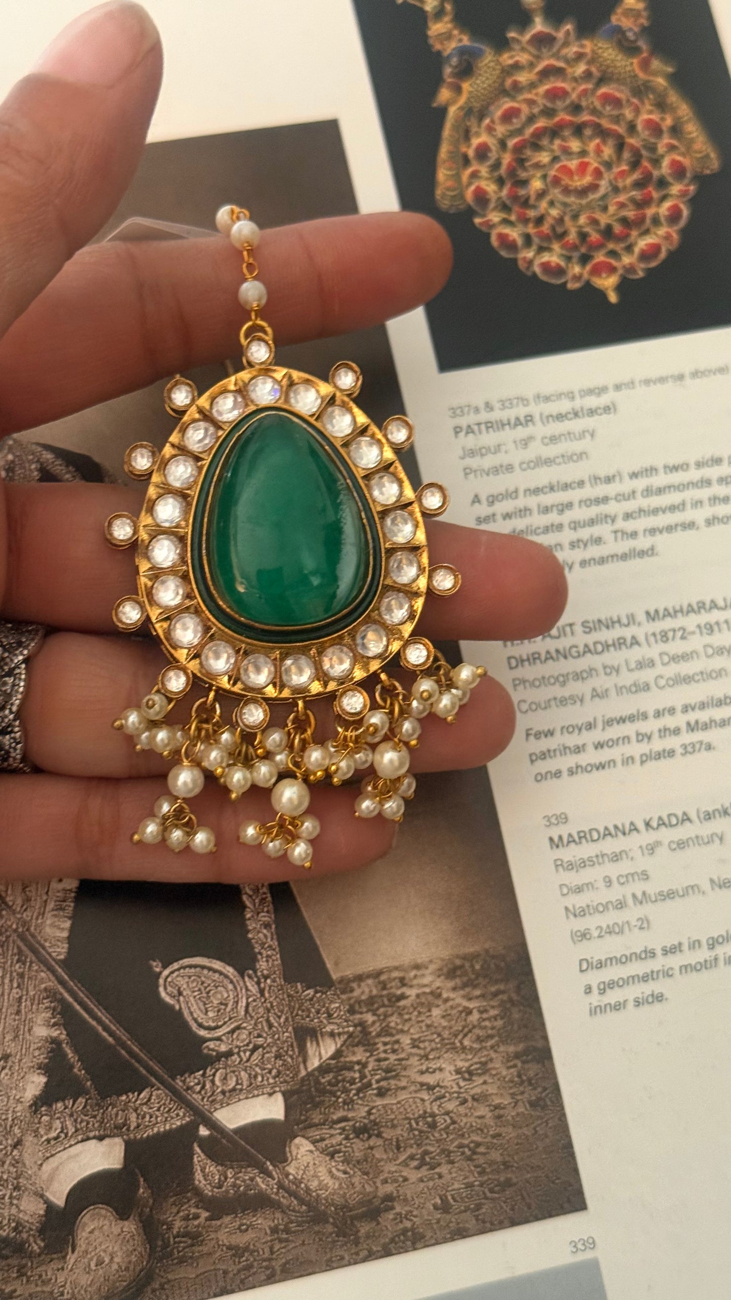 Emerald doublet black meena mangtika