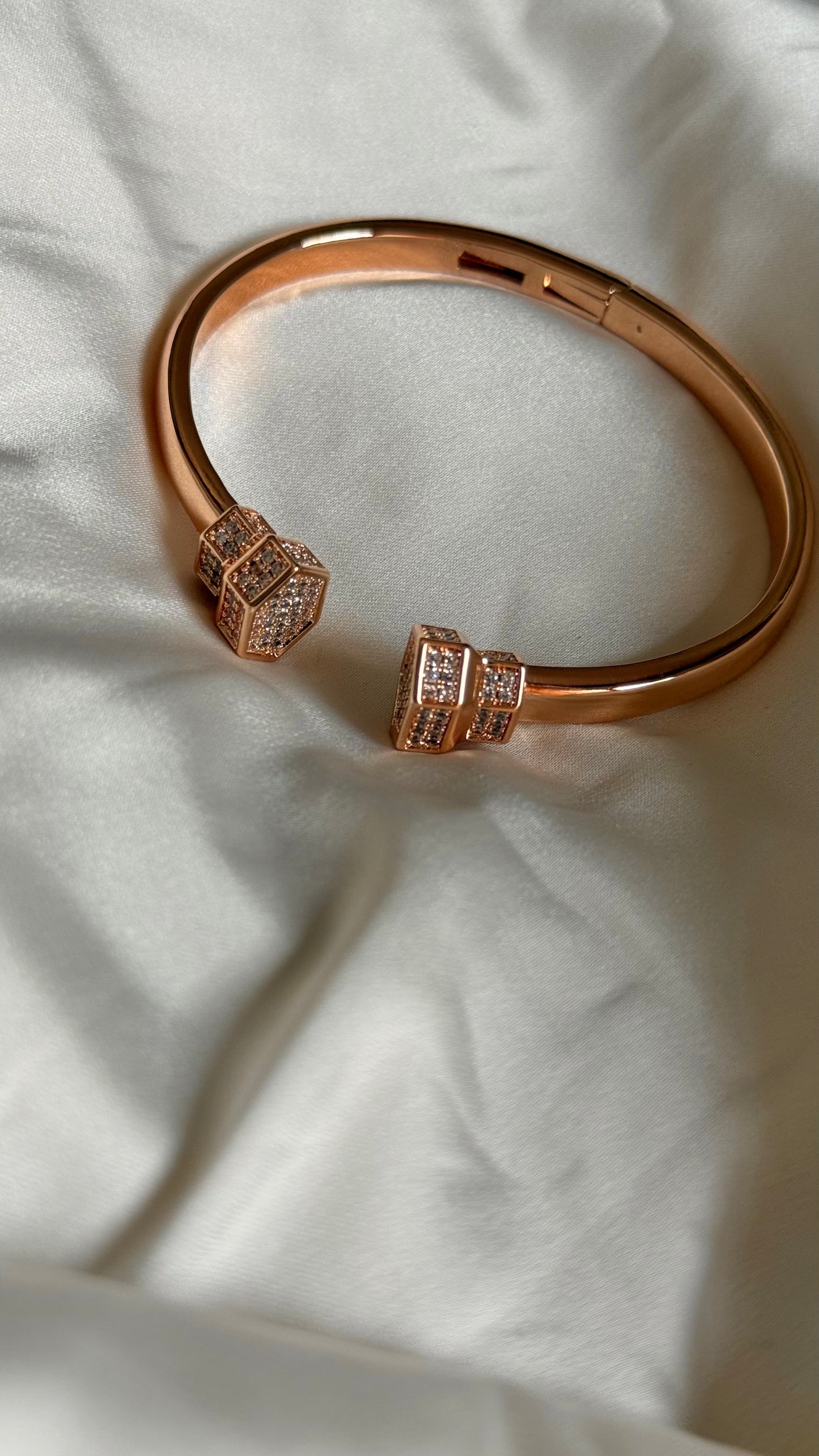 Open-Cuff Square End bracelet (rose gold)