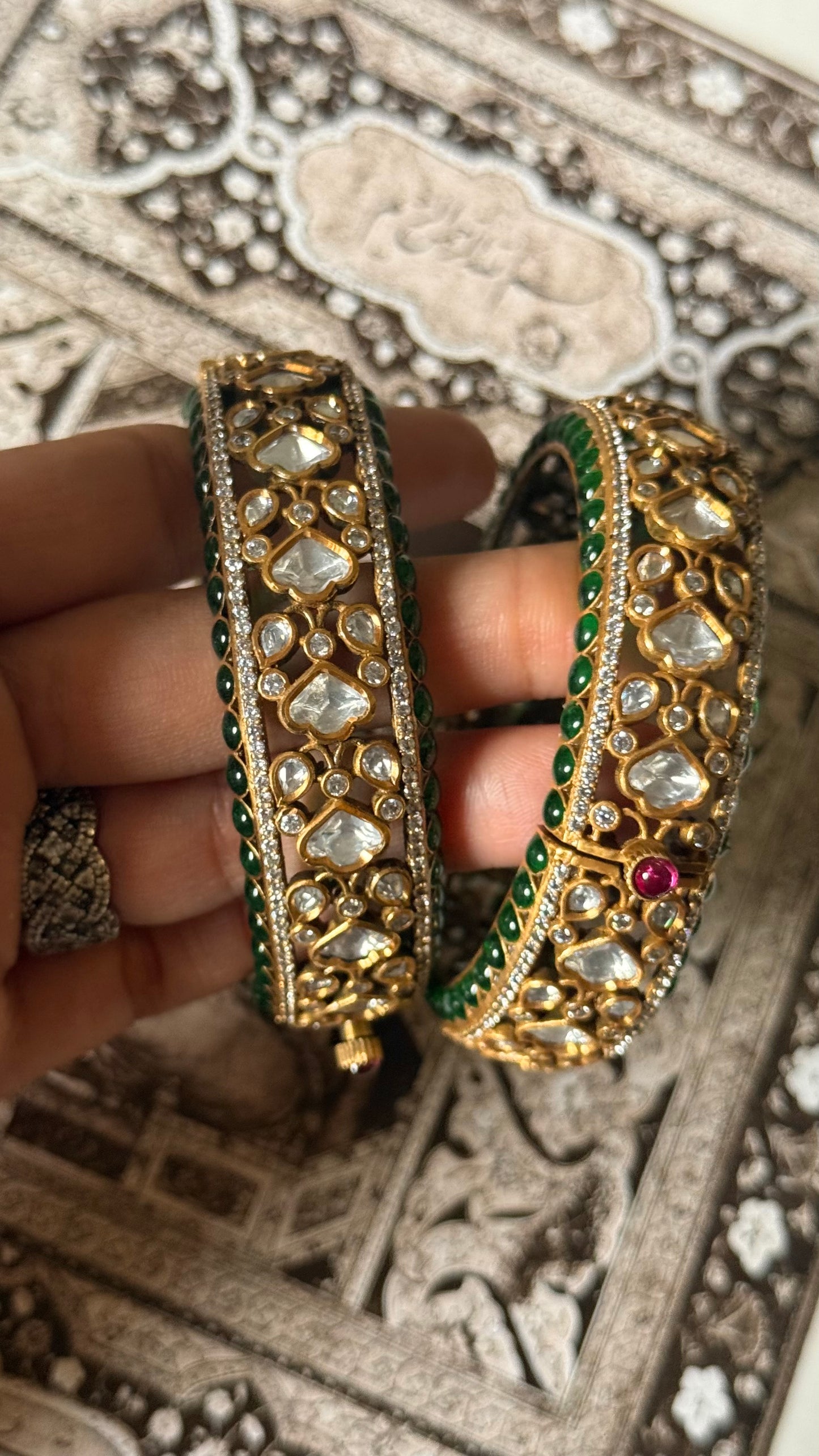 Moissanite polki & emerald openable bangle
