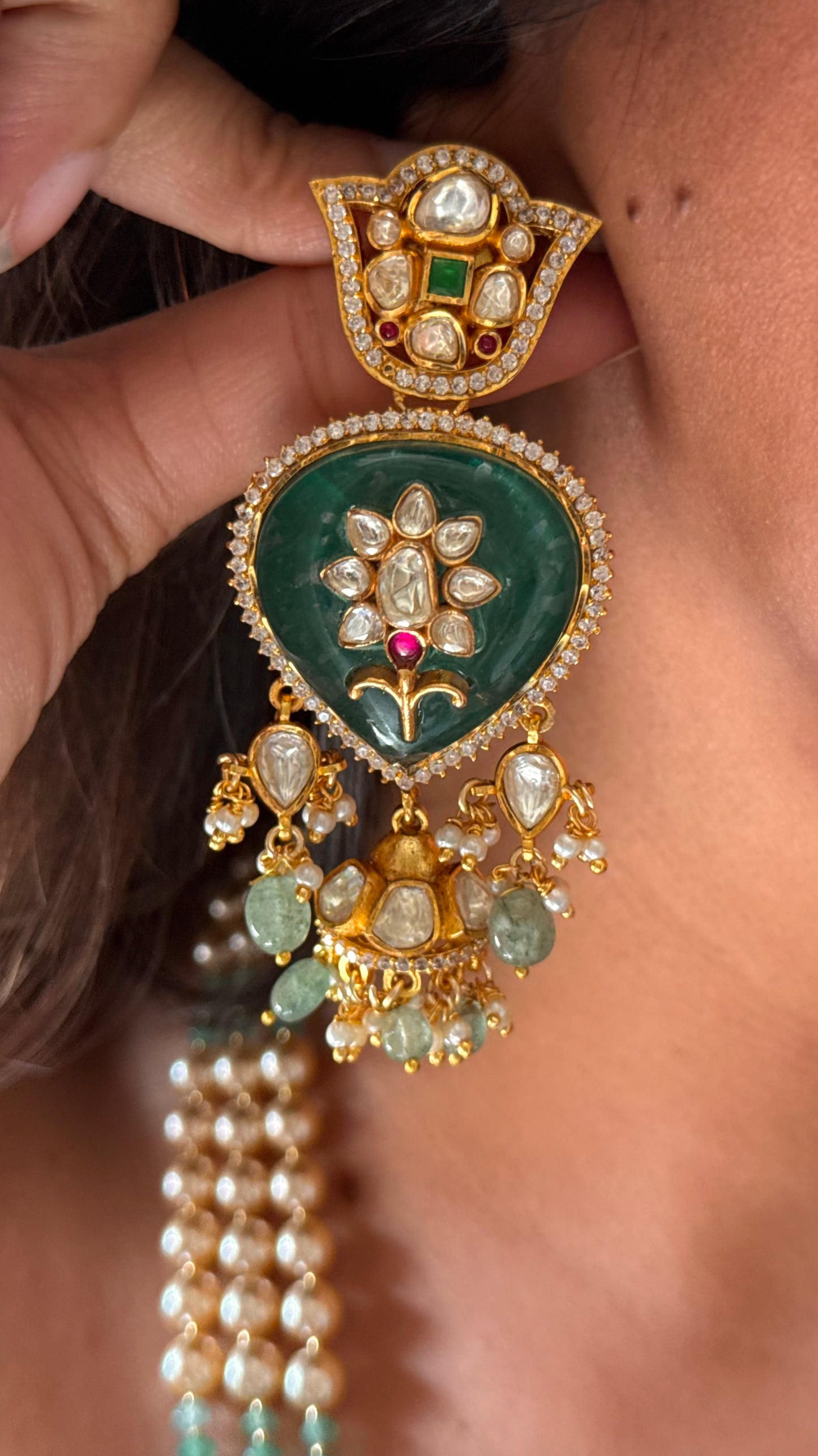 Inlay pendant with triple line pearl Necklace