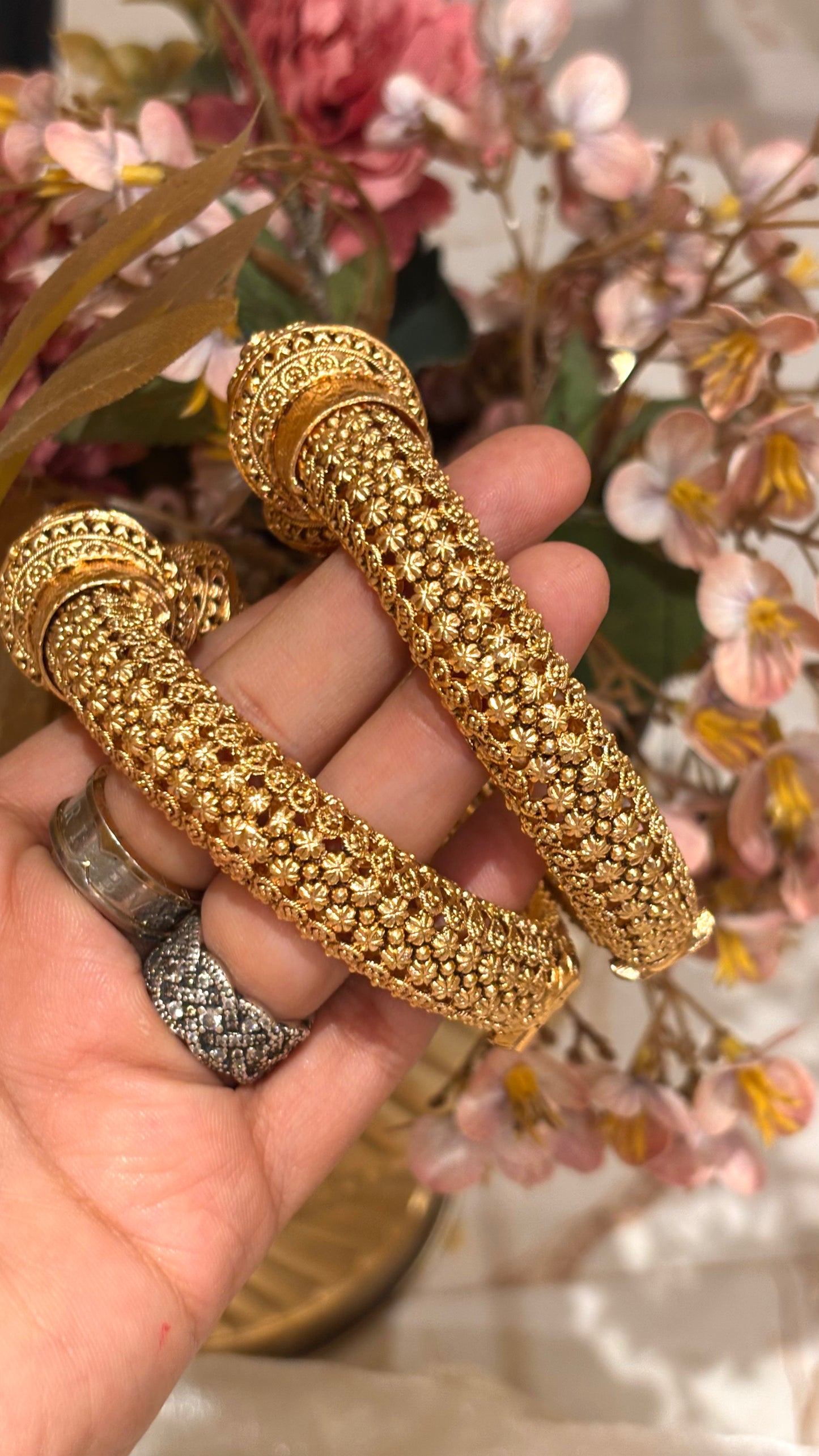 Ruby embedded rajwada bangles ( Polish- Gold Matte)