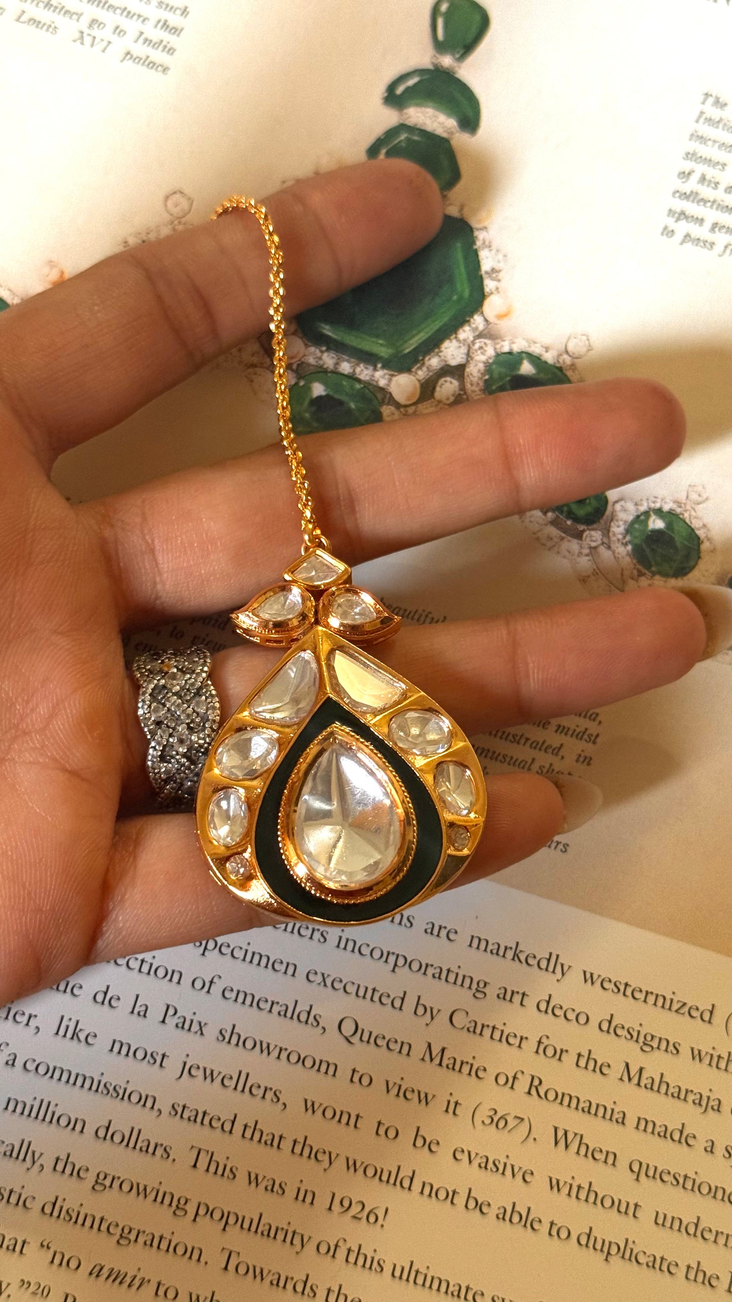 Emerald meenakari maangtika
