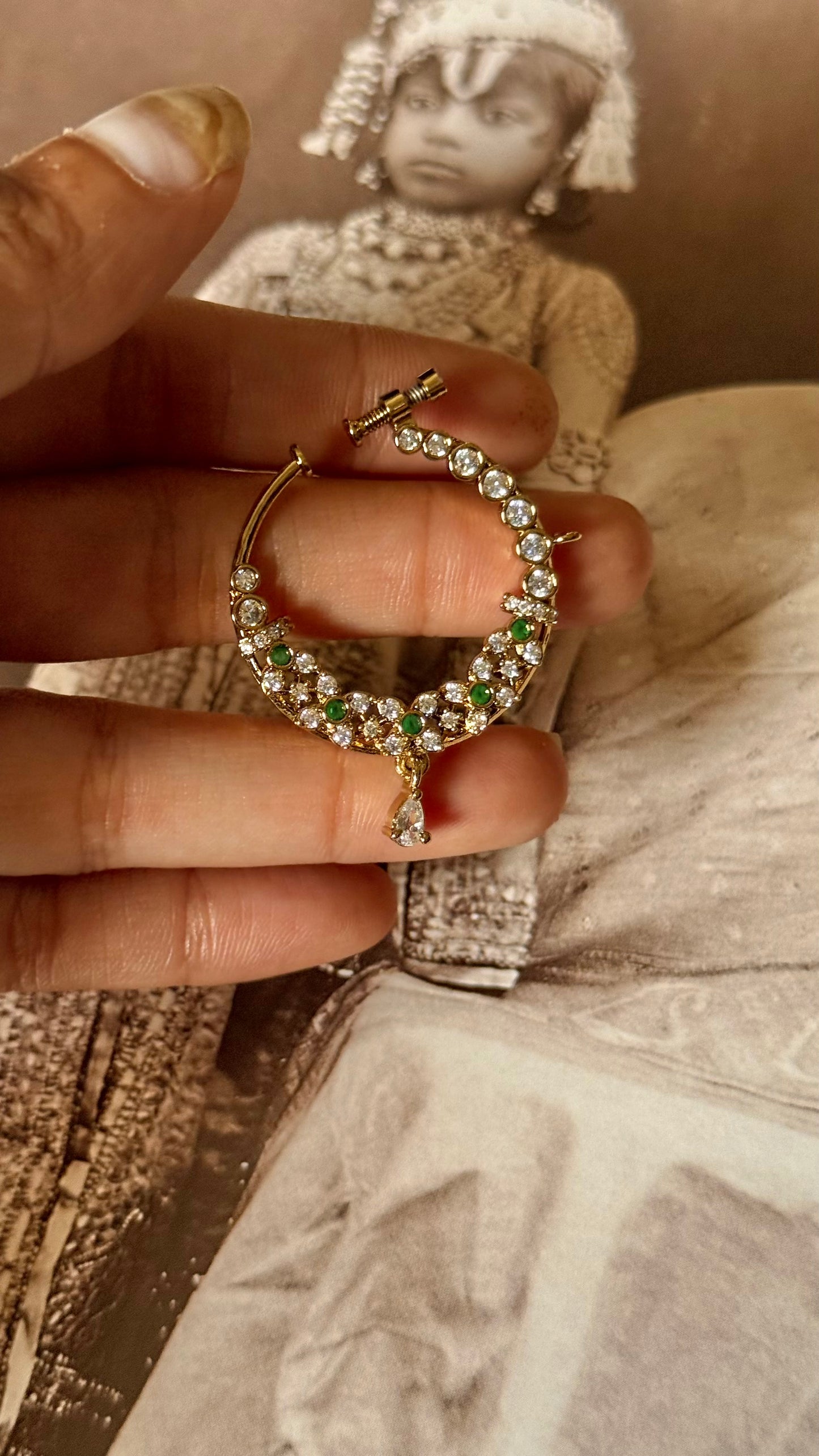 Emerald floral diamond nath