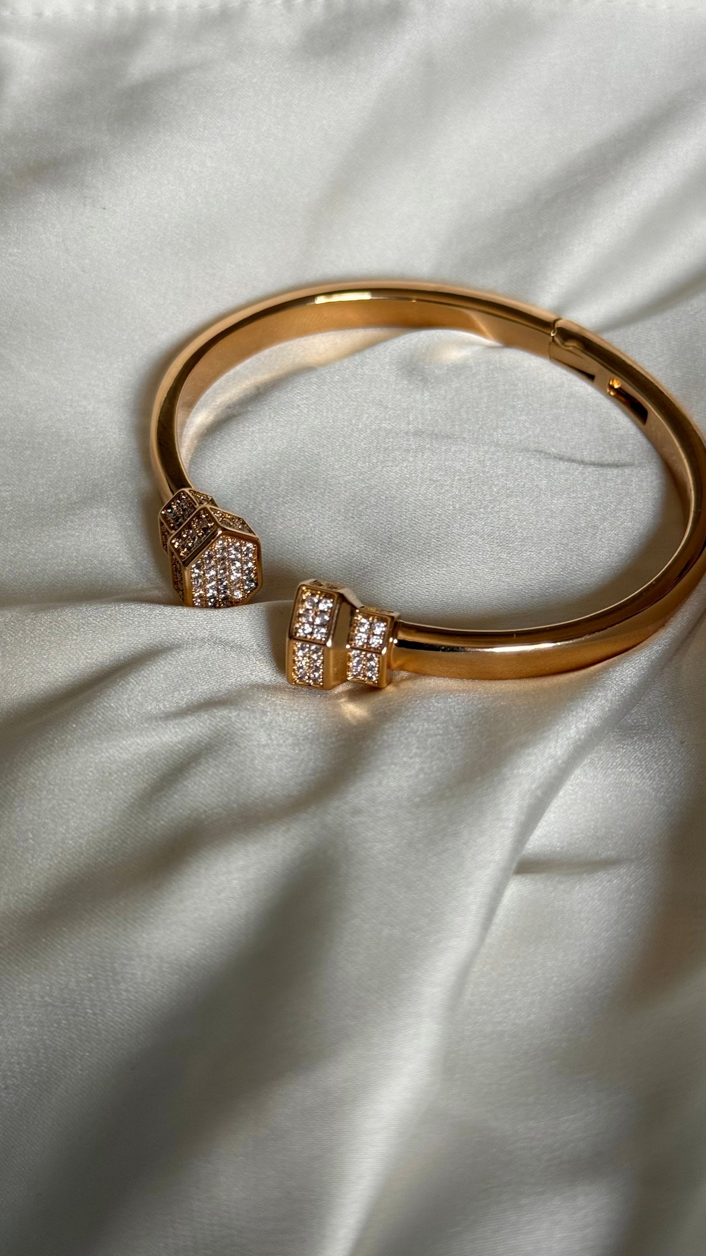 Open-Cuff Square End bracelet (gold)
