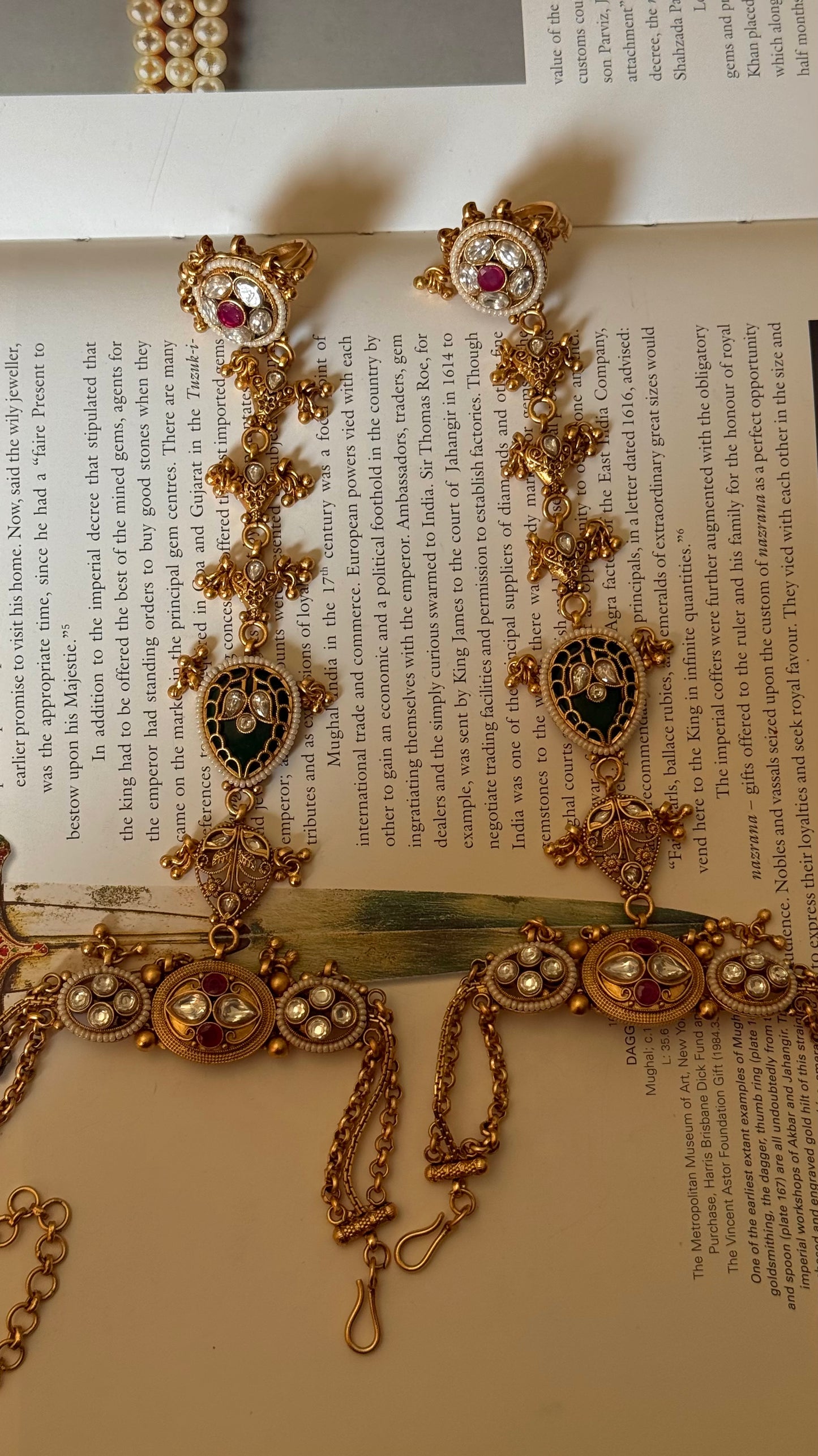 Rajwada floral ring emerald inlay hathphool