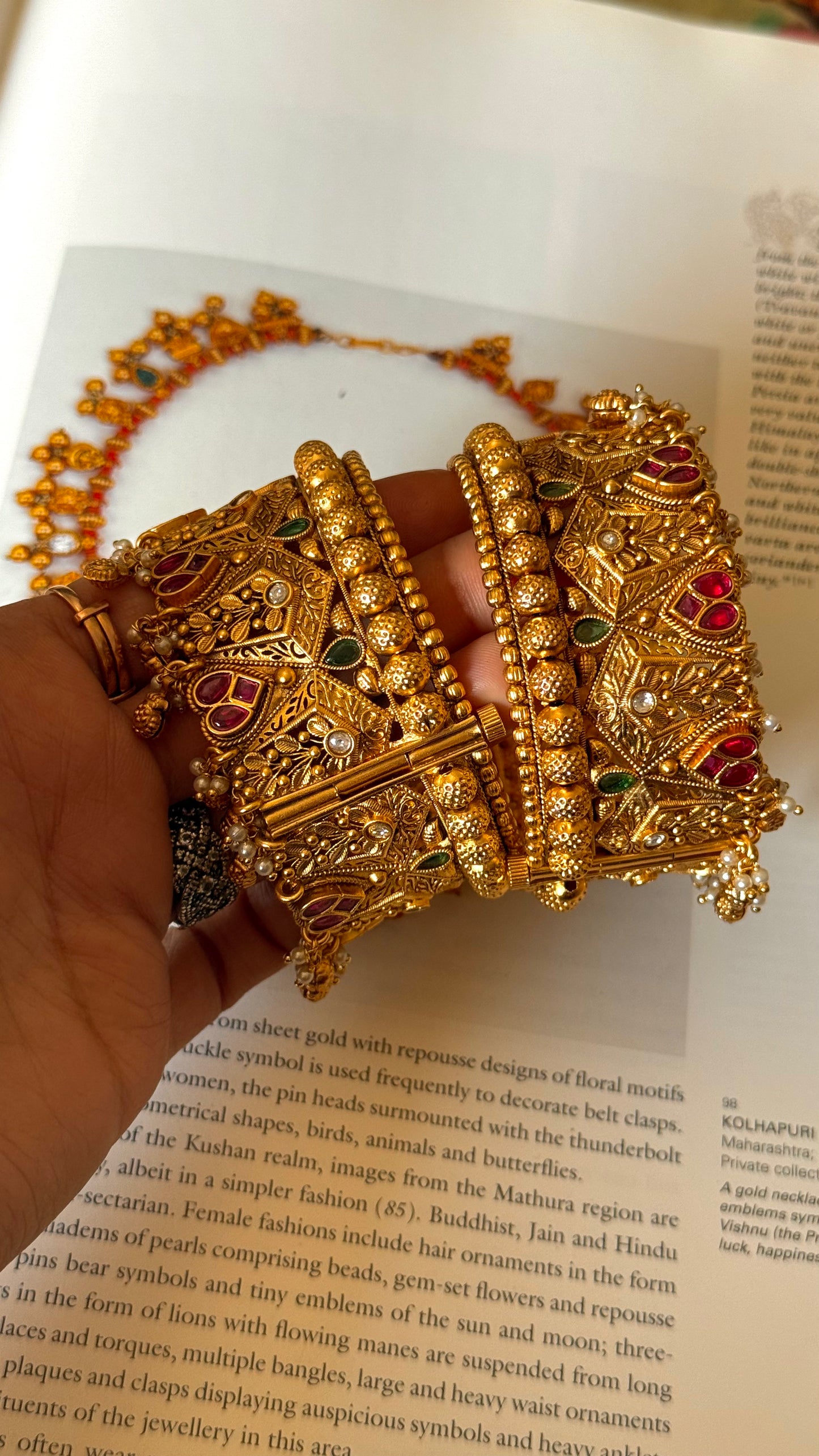 Pan shape Ruby & emerald rajwada bangles