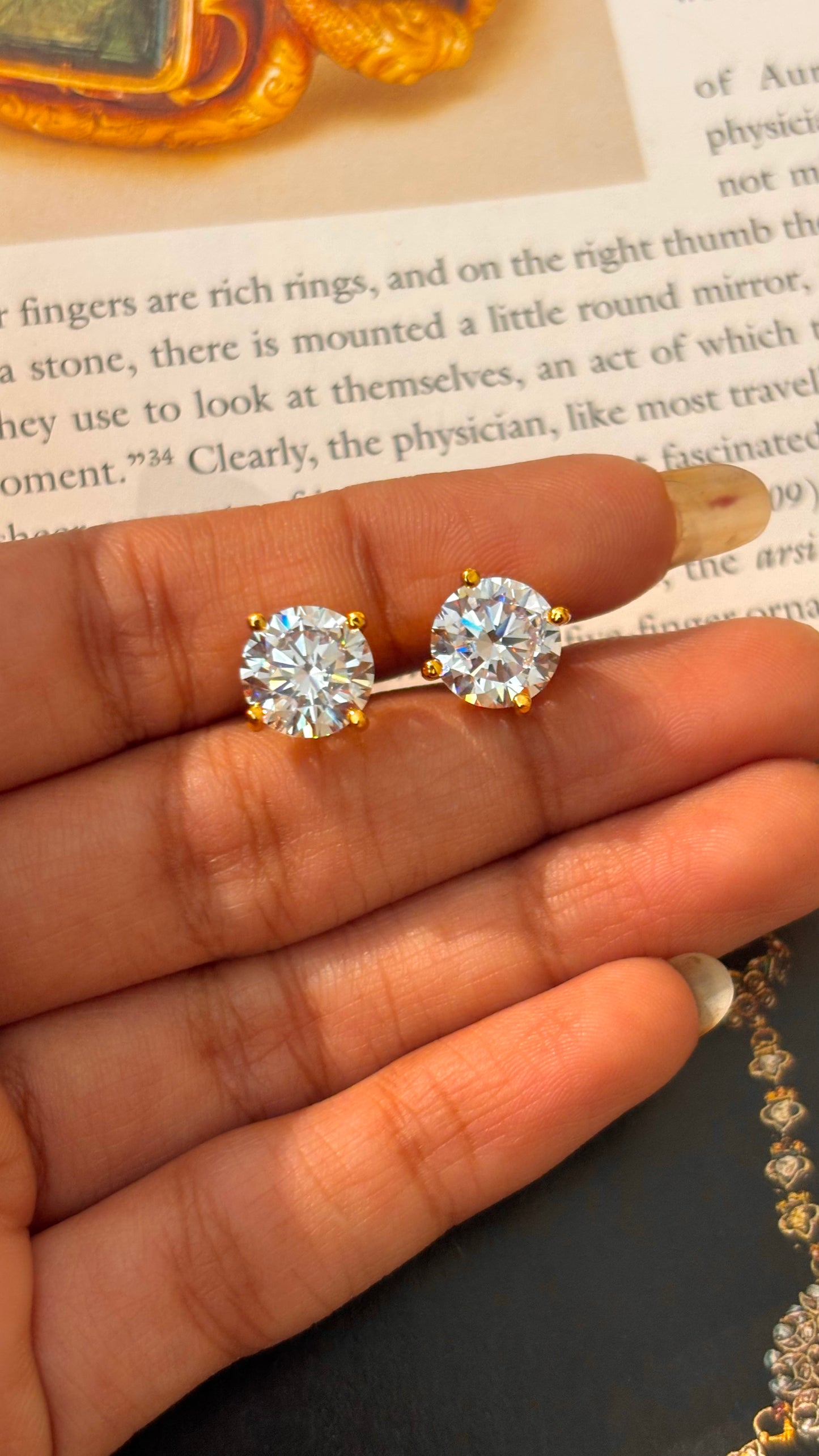 Round shape gold 1.5 carat studsstuds