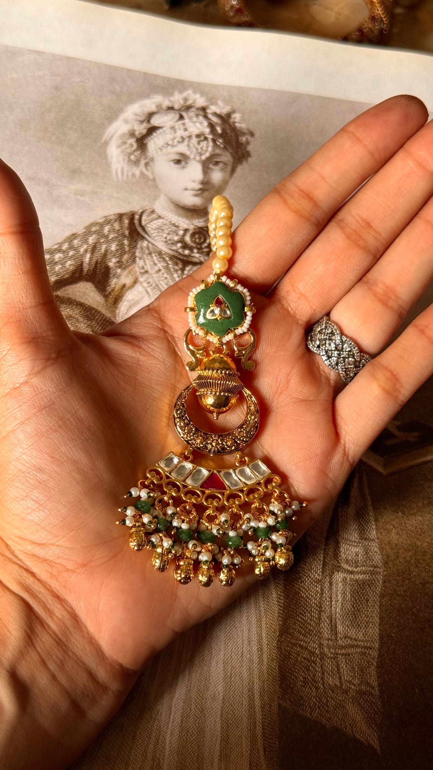 Emerald inlay rajwada maangtika