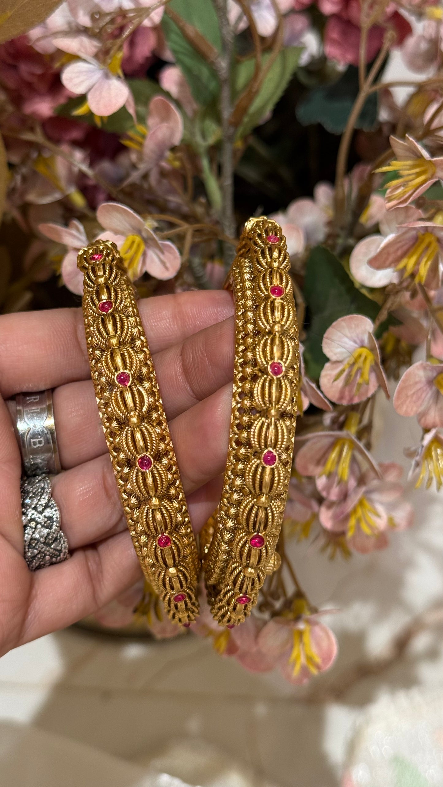 Ruby knot style rajwadi bangdi