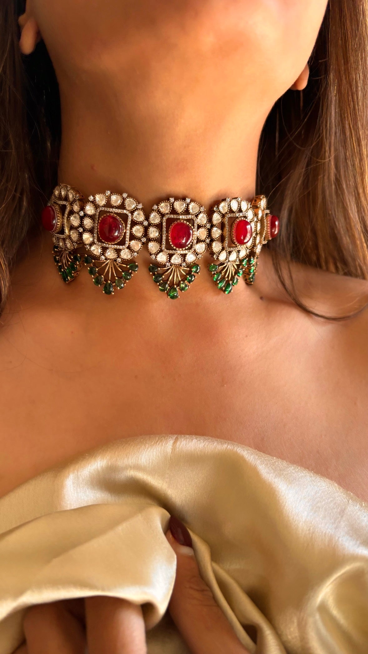 Red green choker necklace with earrings