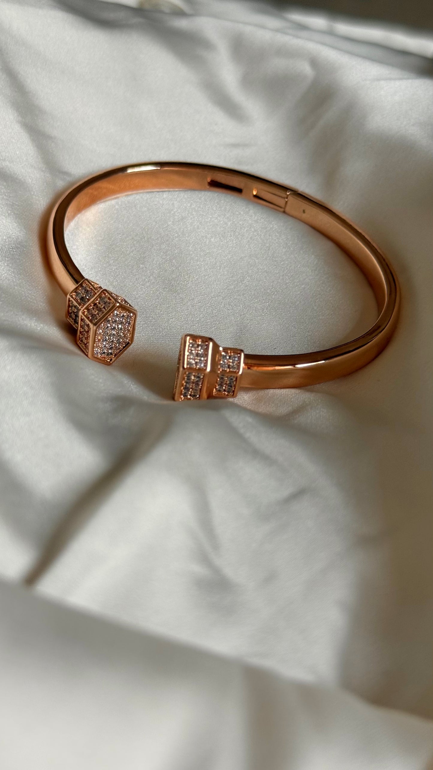 Open-Cuff Square End bracelet (rose gold)