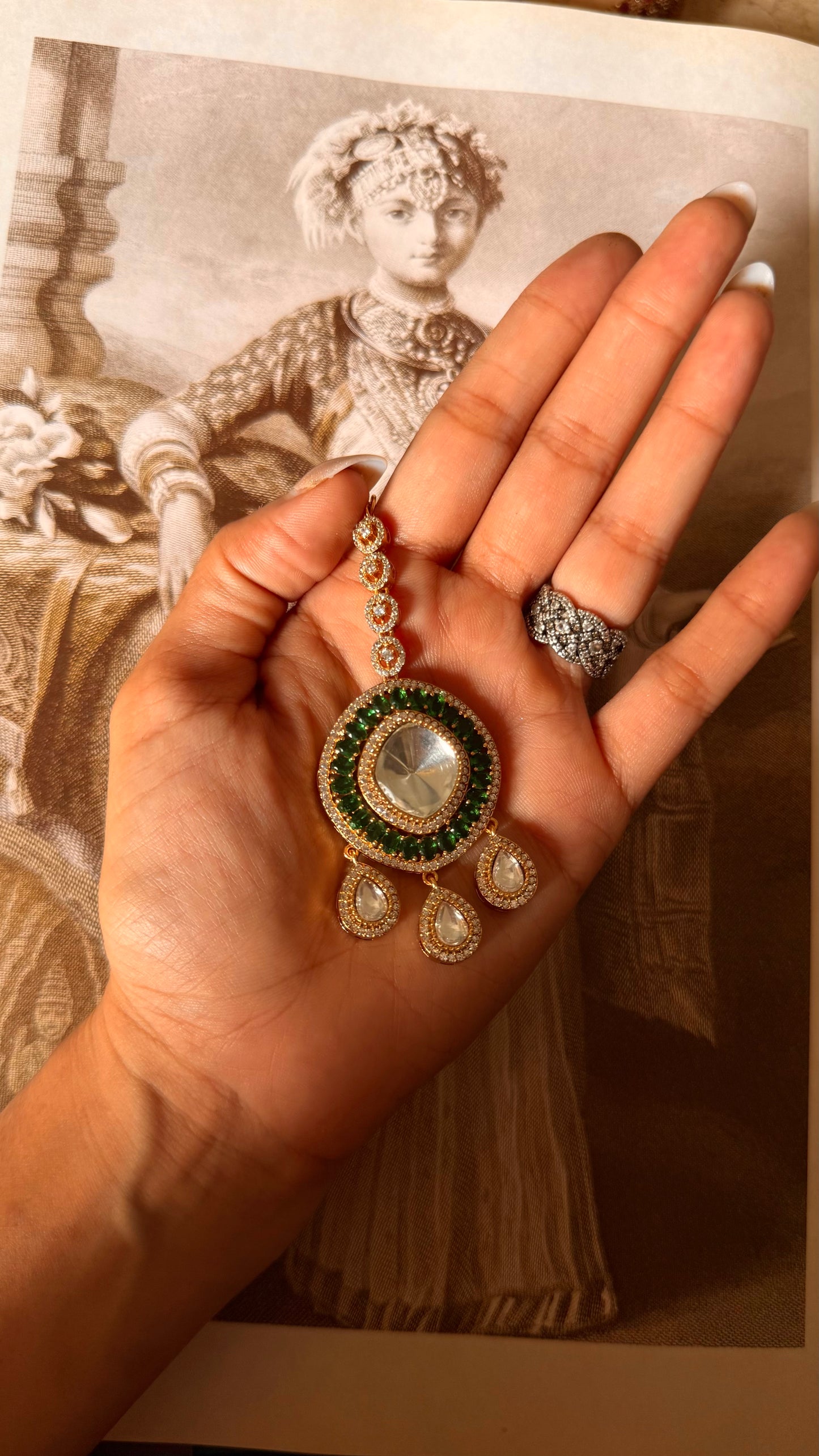 Emerald katdana moissanite maangtika