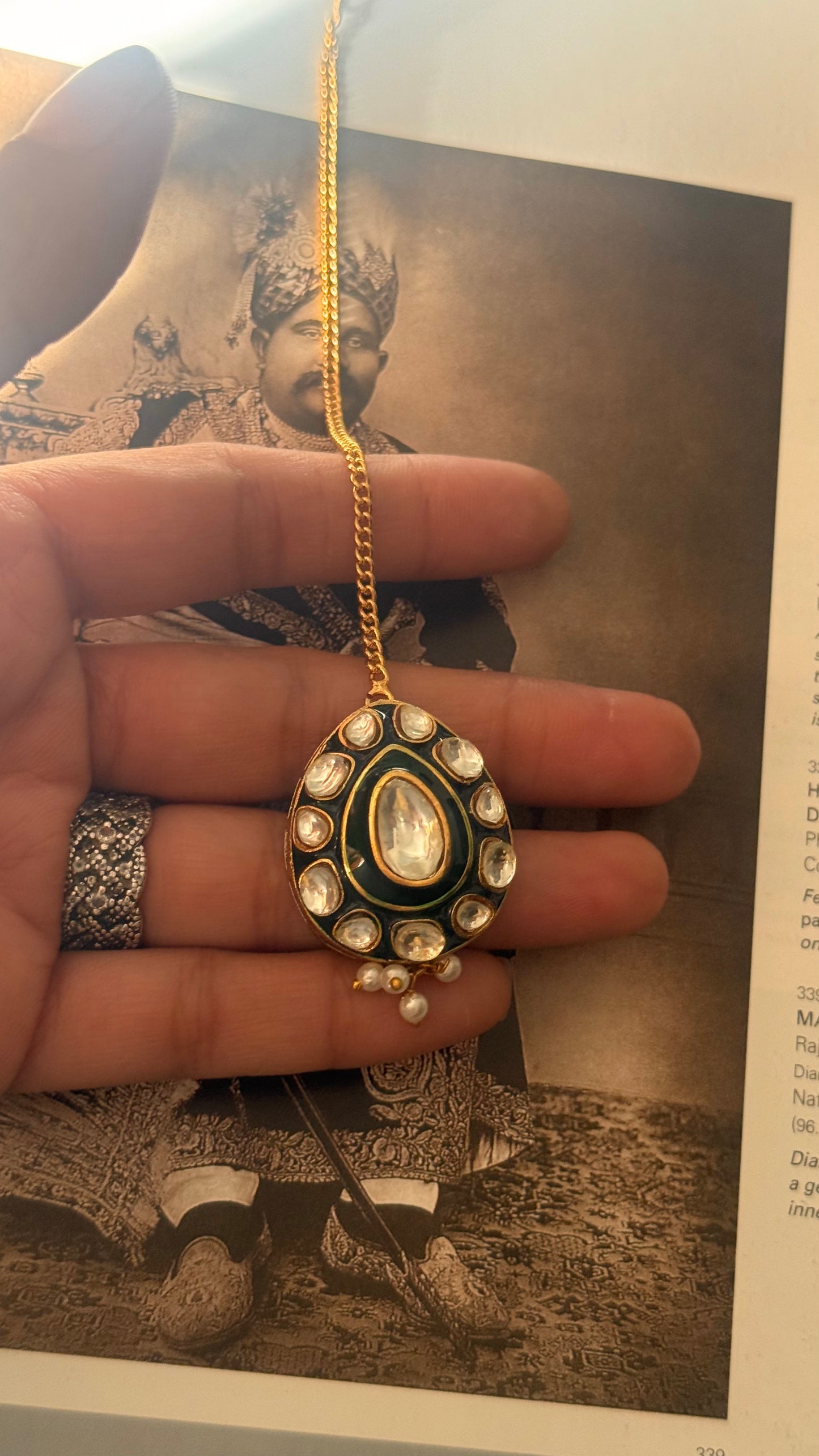 Emerald meenakari maangtika