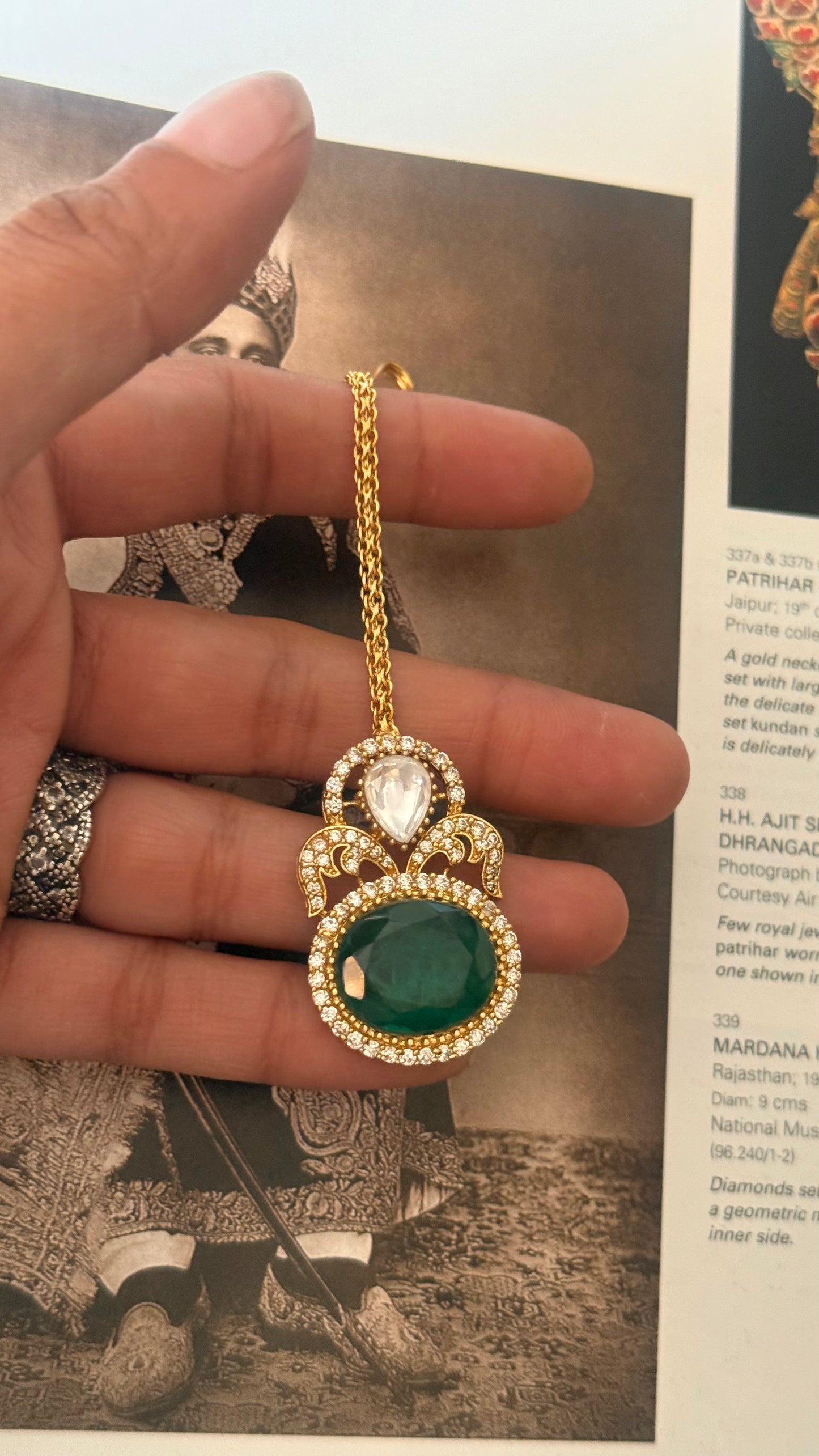 Emerald oval shaped mangtika
