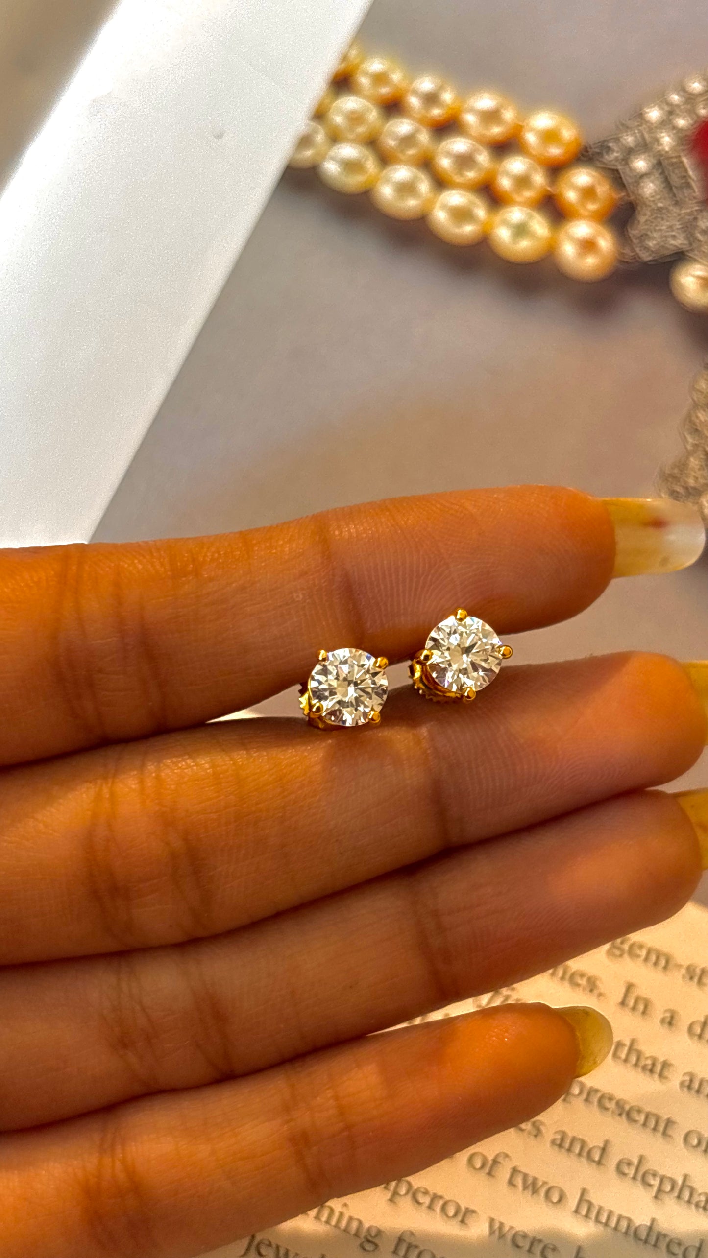 Round shape gold 1 carat diamond studs