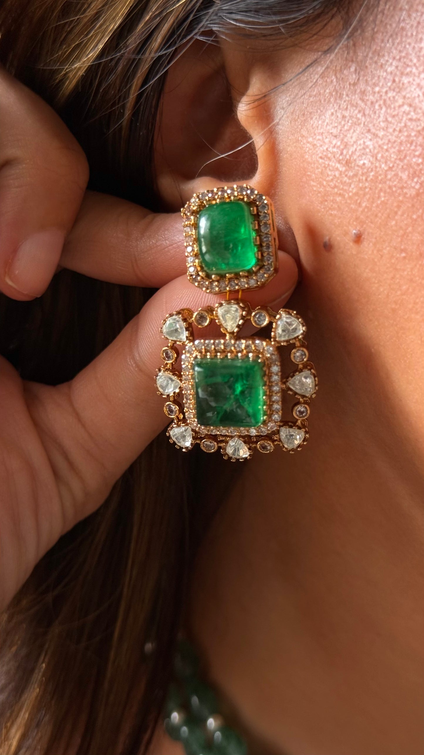 Emerald square pendant with pearl detailing collar Necklace