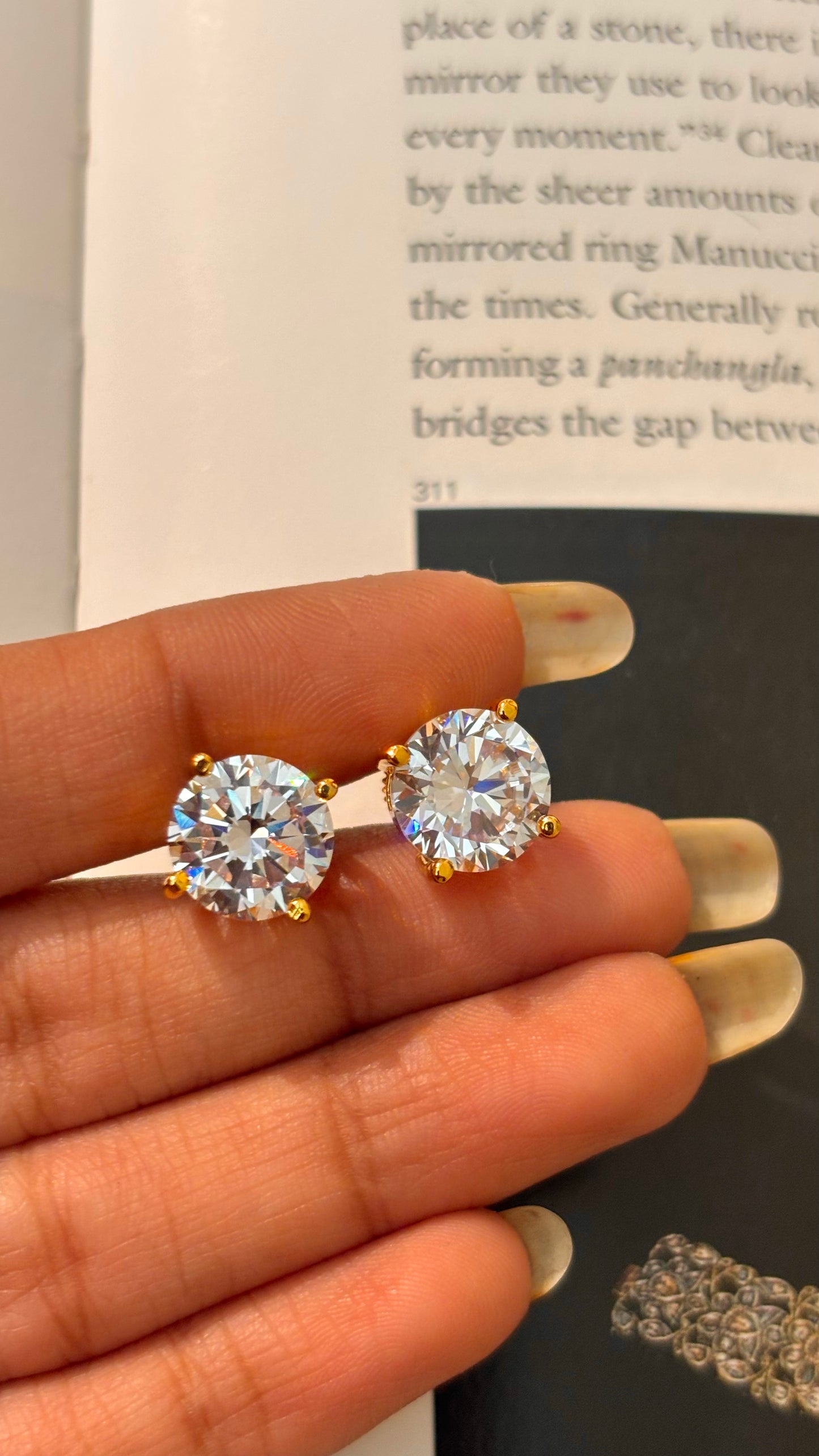Round shape gold 1.5 carat studsstuds