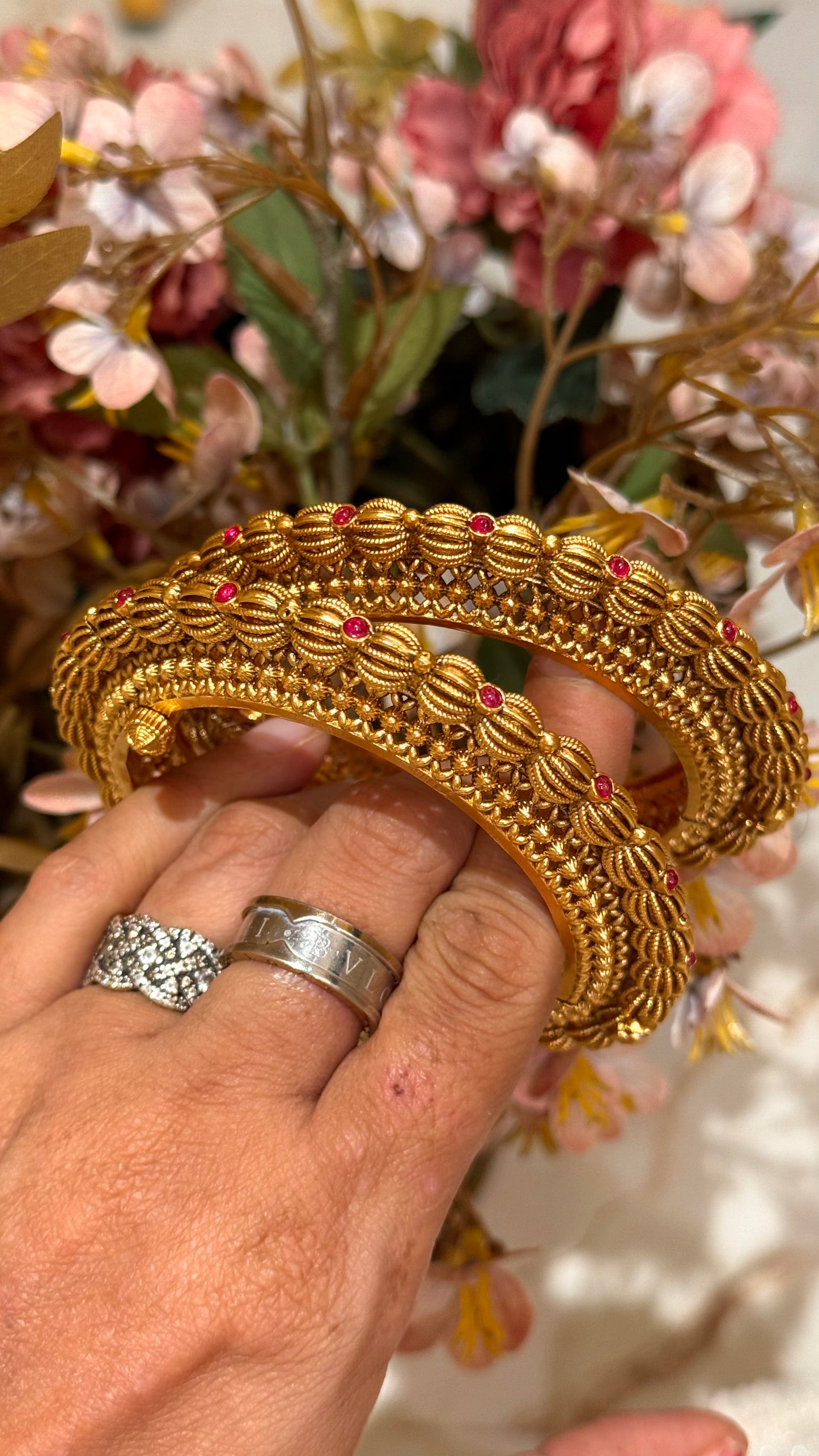 Ruby knot style rajwadi bangdi
