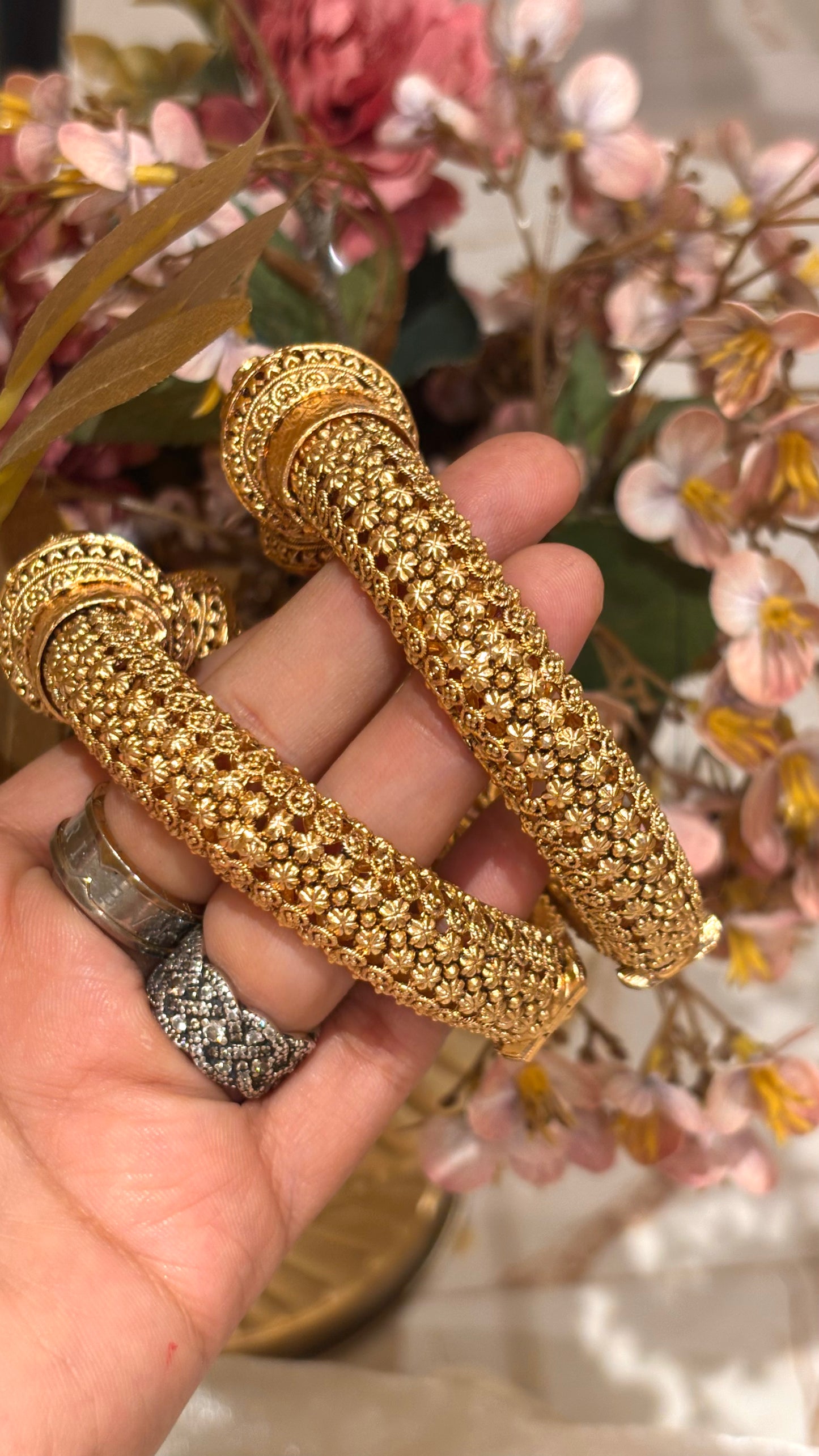 Ruby embedded rajwada bangles ( Polish- Gold Matte)