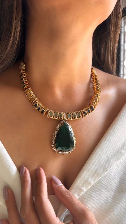 Emerald necklace with earrings