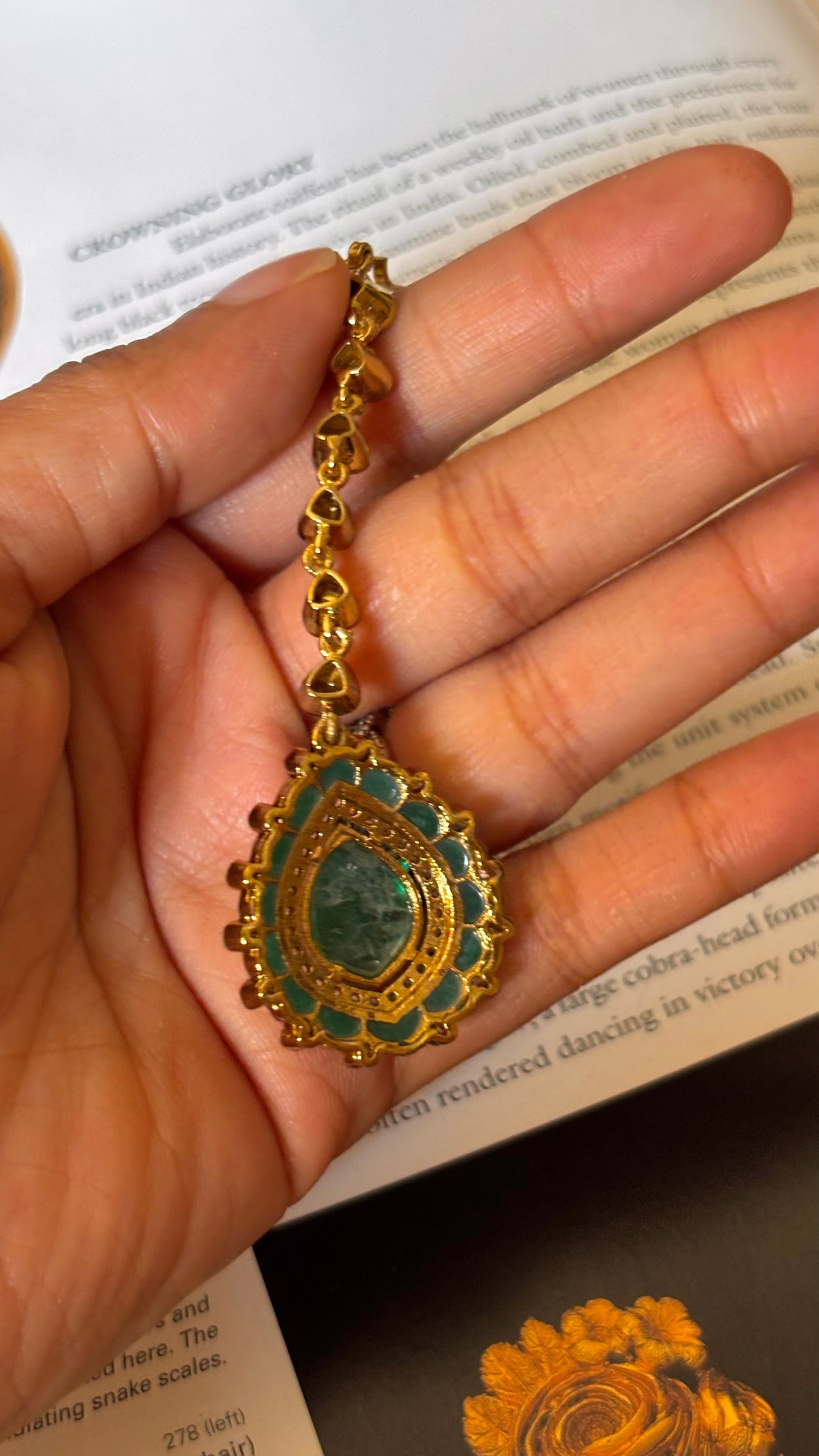 Emerald Moissanite katdana maangtika