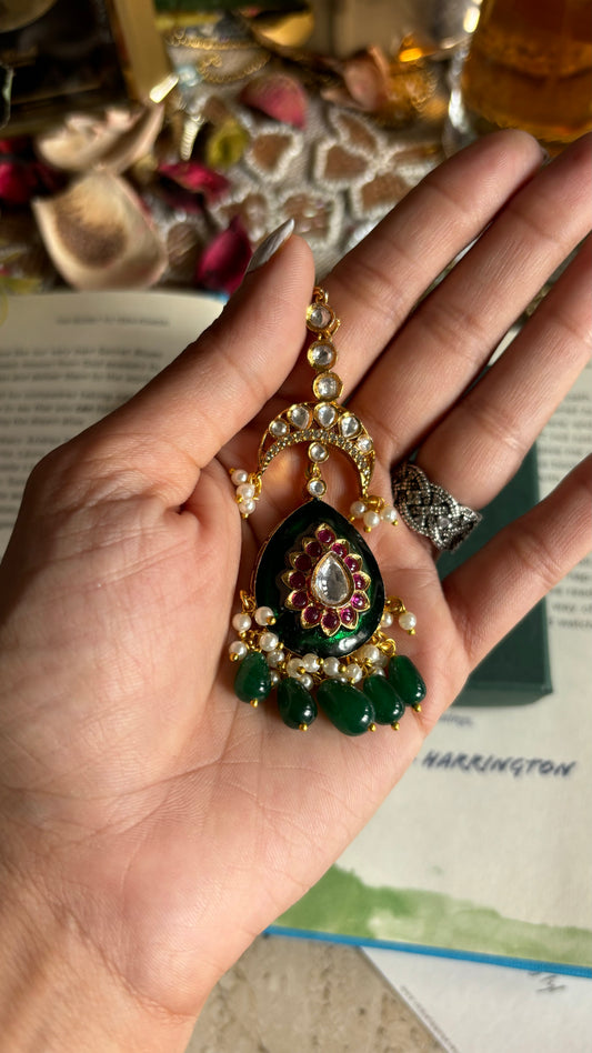 Chand shaped maangtika