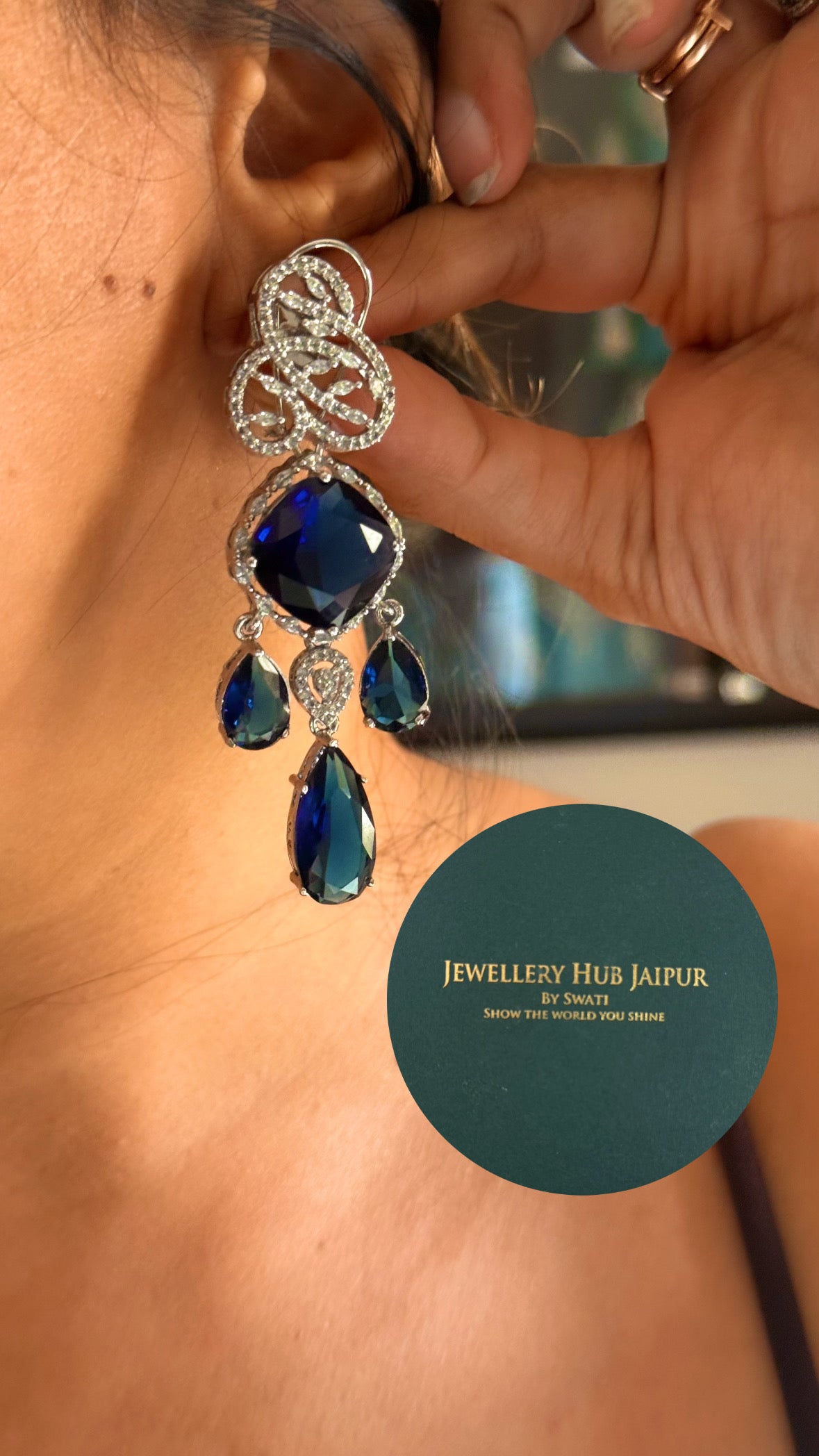 Cocktail sapphire with drop diamond choker set
