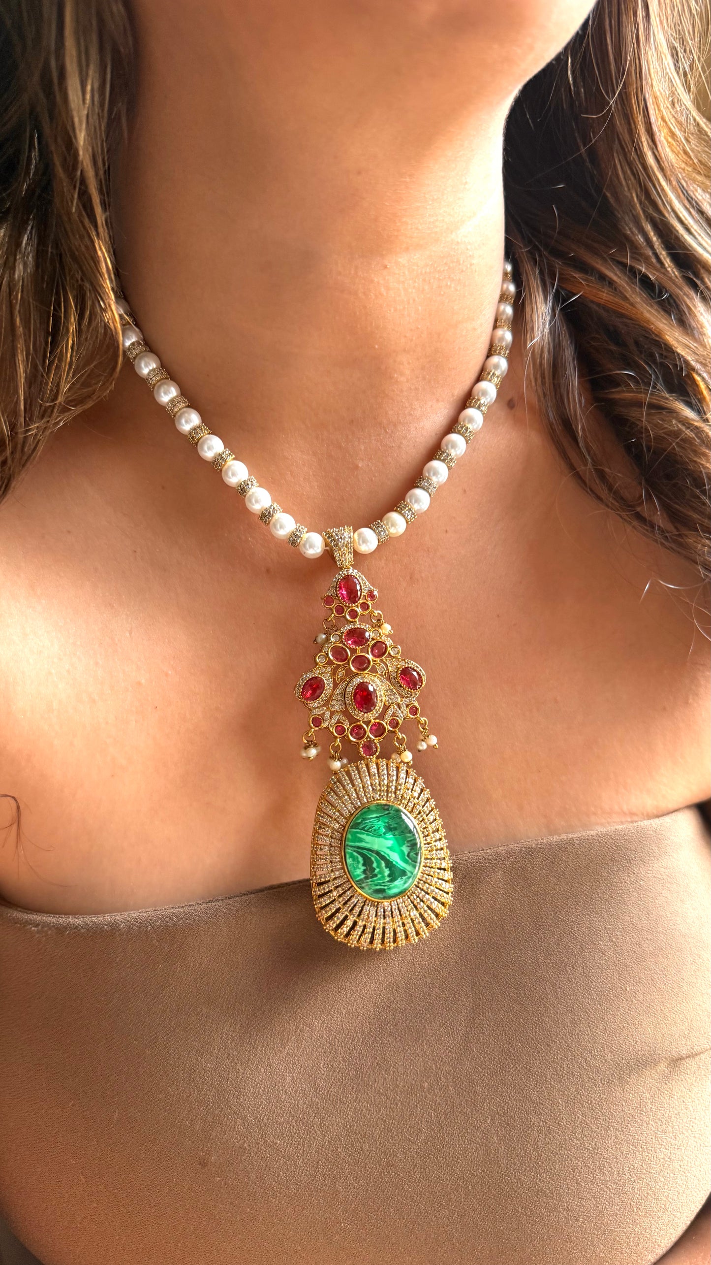 Pearl string tangerine& emerald designer pendant set