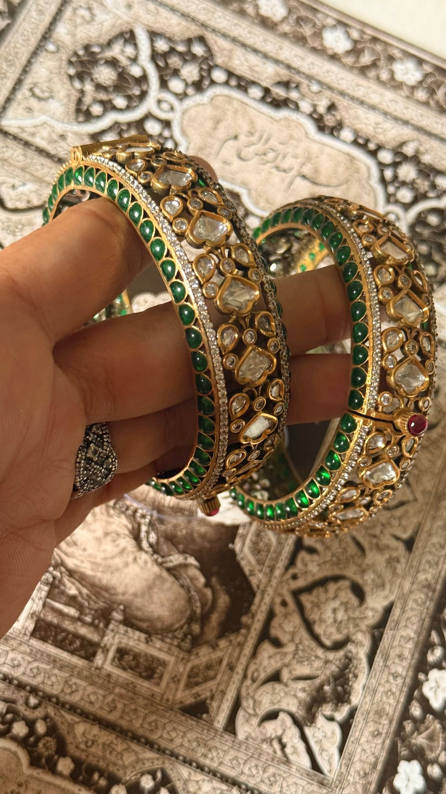 Moissanite polki & emerald openable bangle