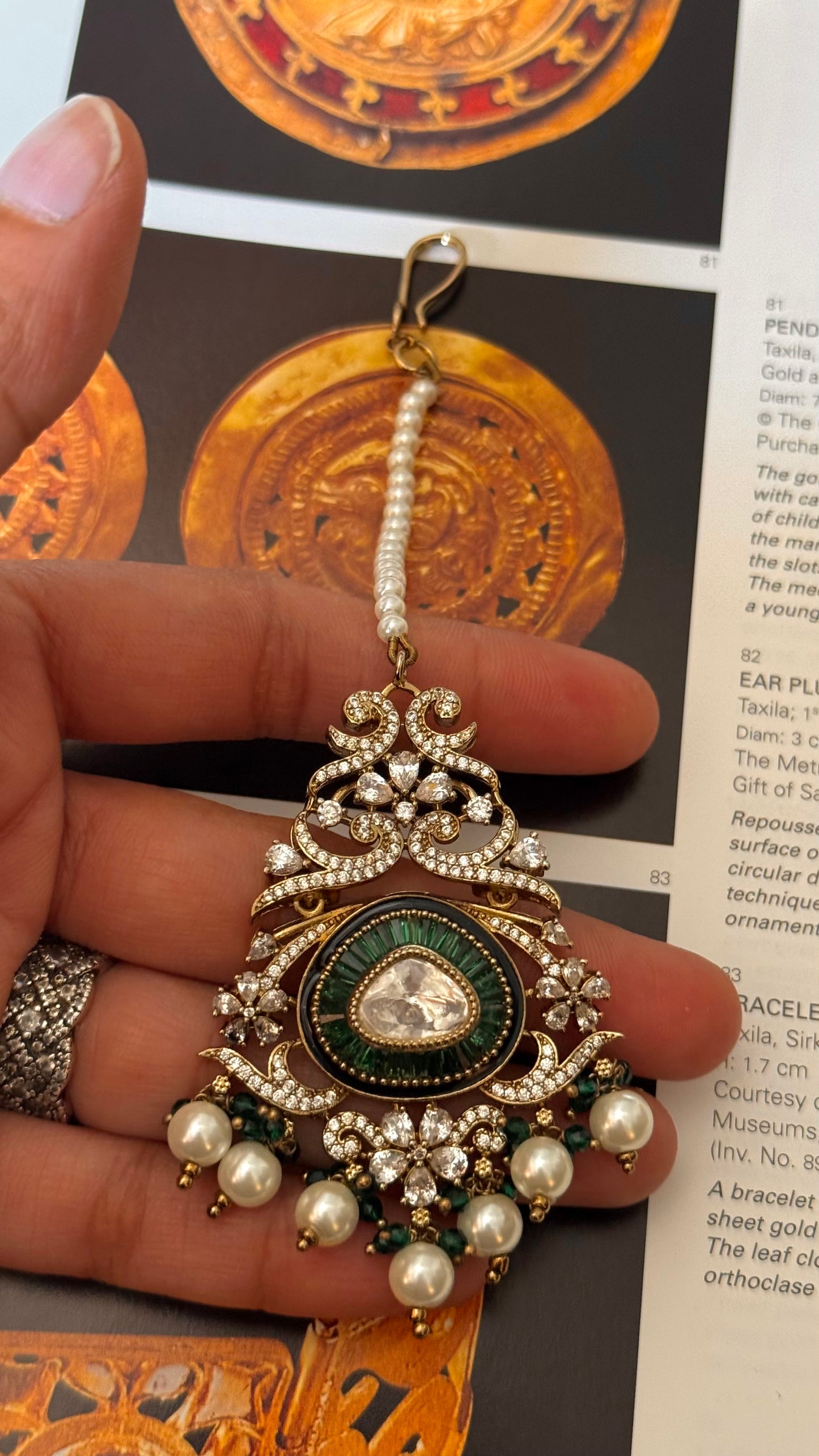 Victorian Emerald takkar work maangtika