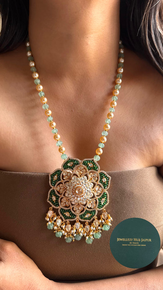 Emerald moissanite floral pattern pendant set