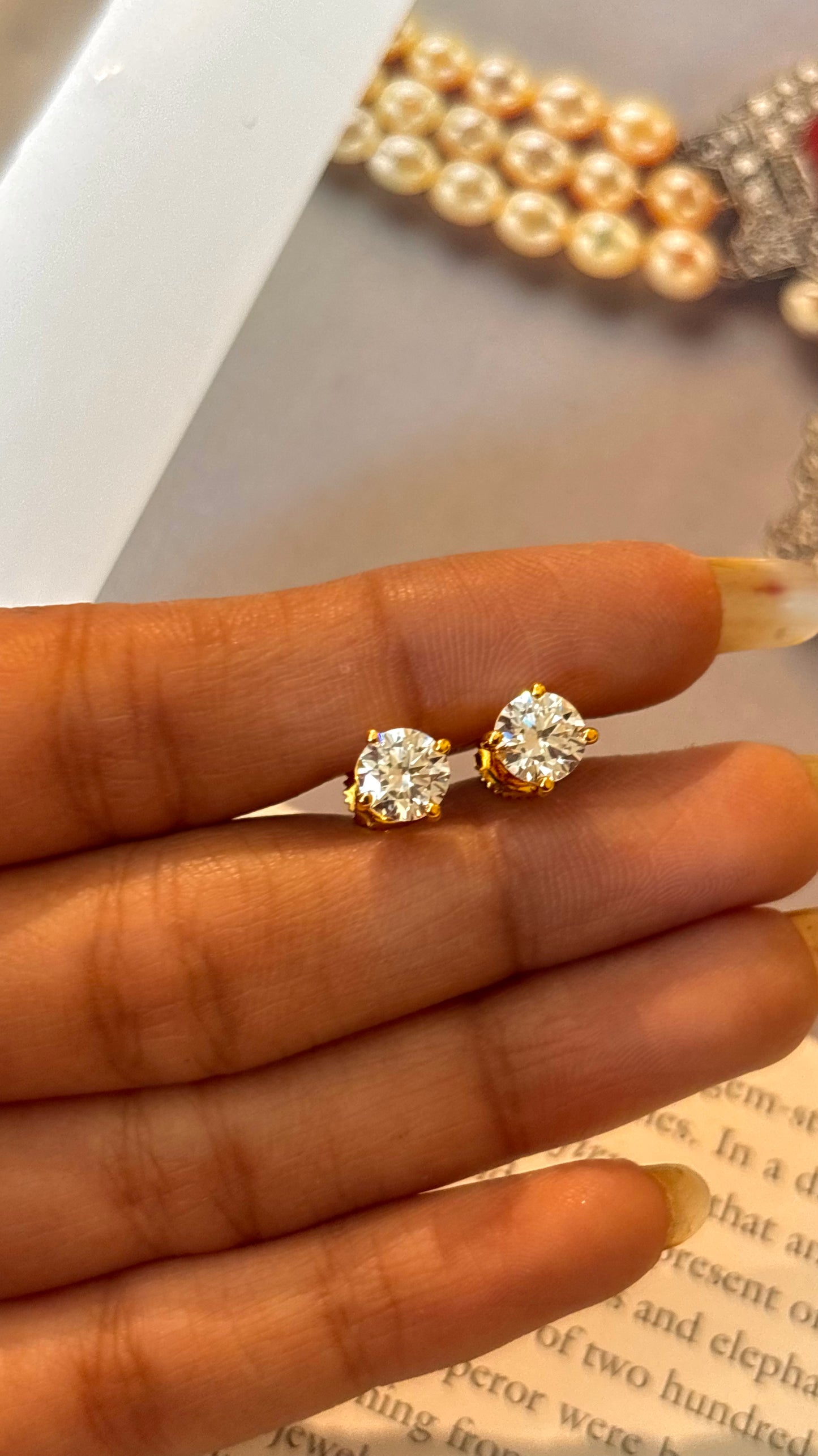 Round shape gold 1 carat diamond studs