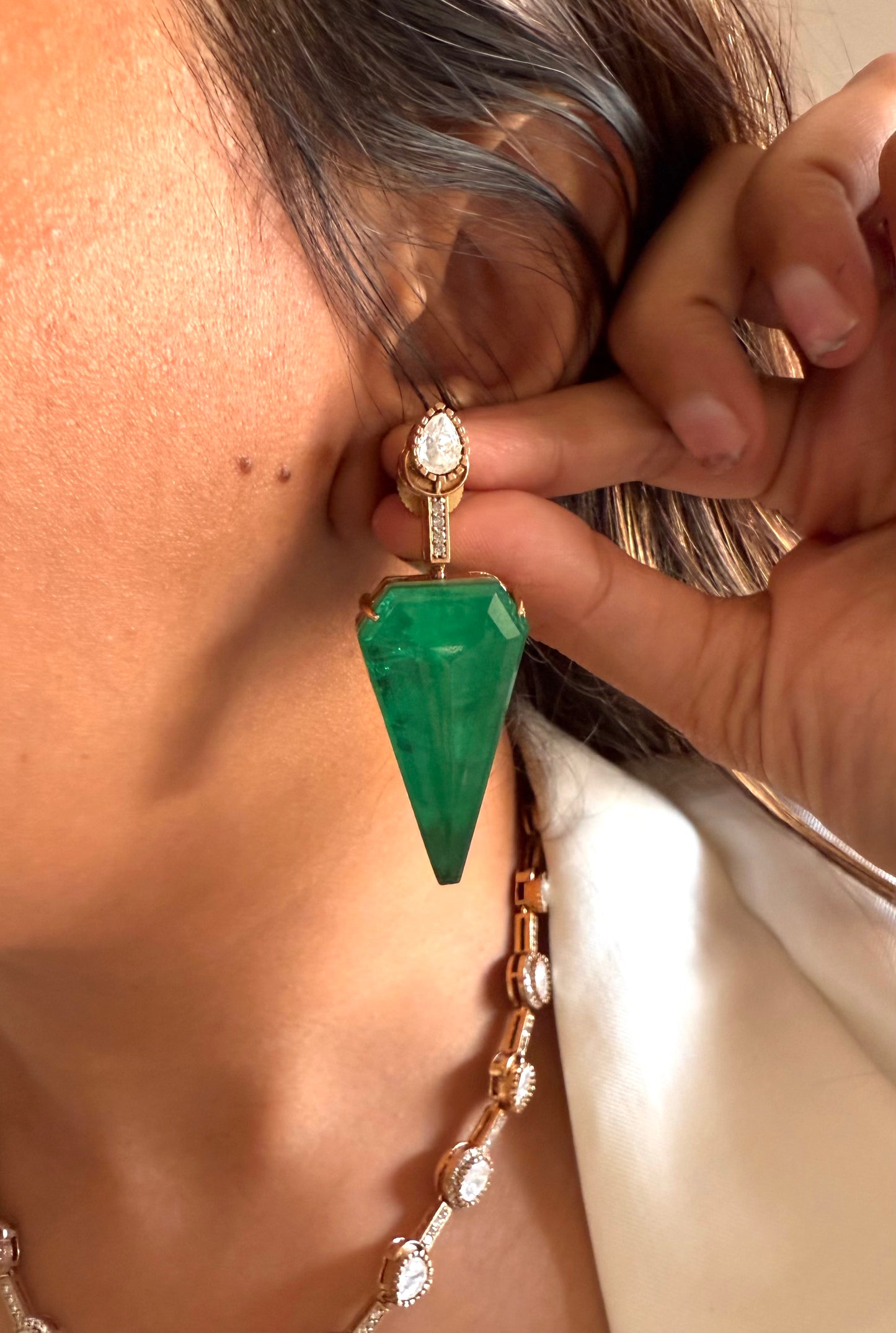 Eshvini Emerald & sapphire katdana moissanite mid length necklace
