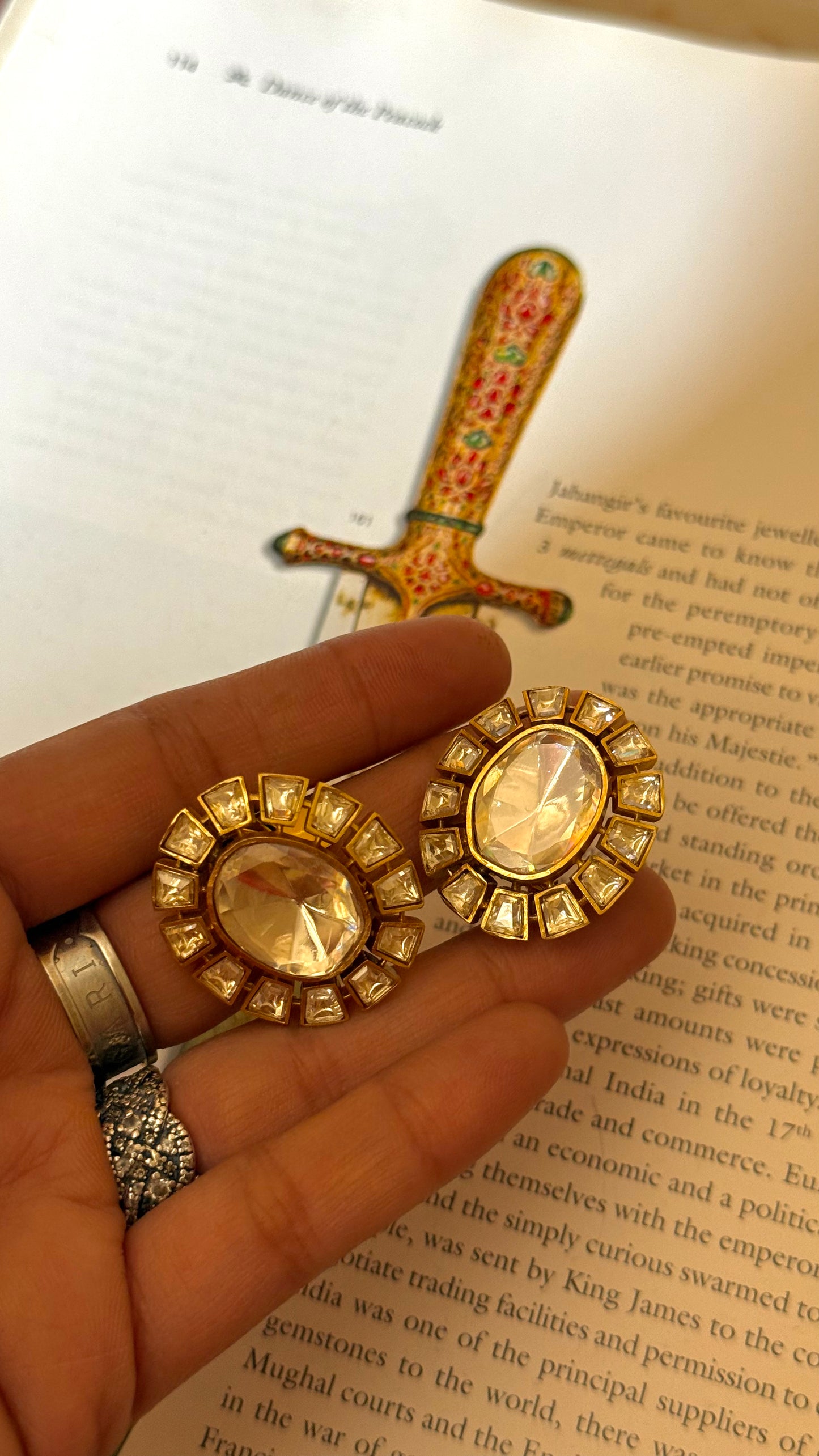 Uncut Peeli polki studs