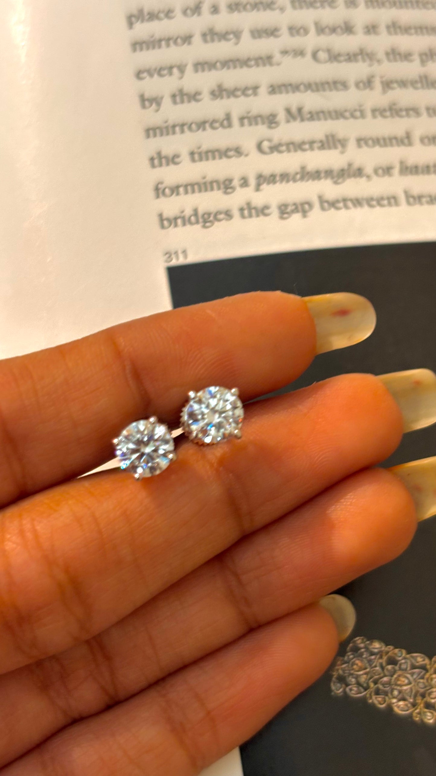 Round shape rhodium 1 carat studs