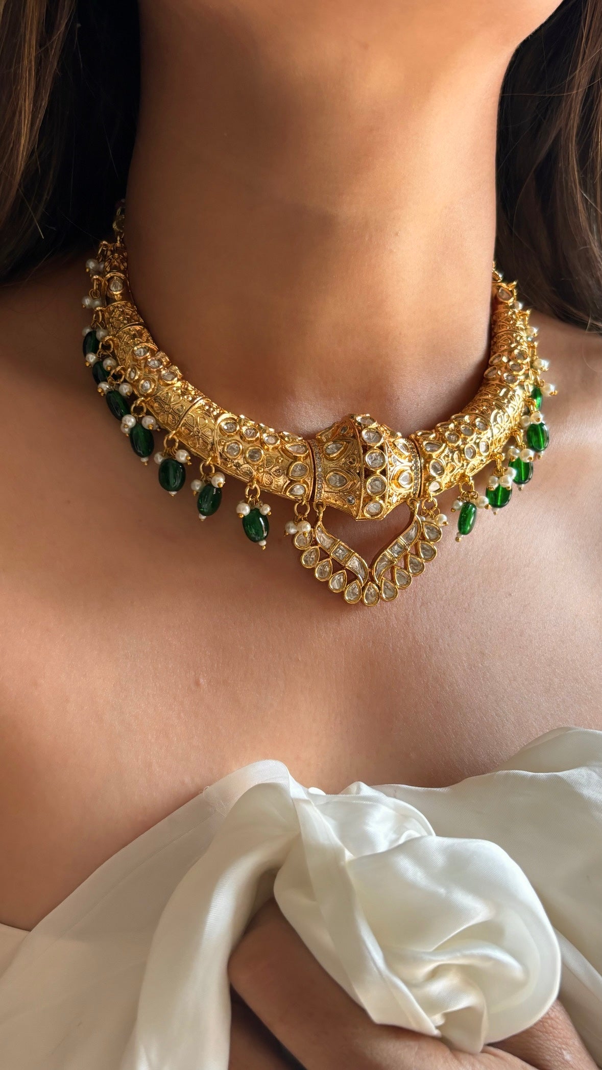 Gold hasli in emerald with earrings