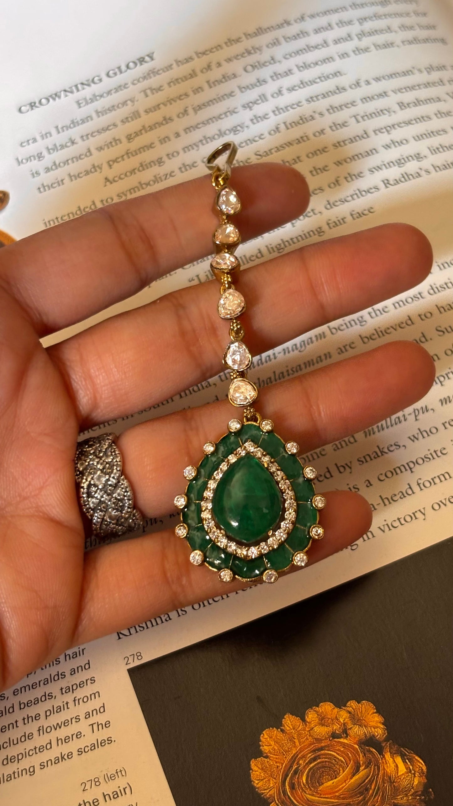 Emerald Moissanite katdana maangtika