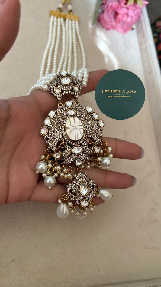 Mother of pearl pendant set with pearl lines