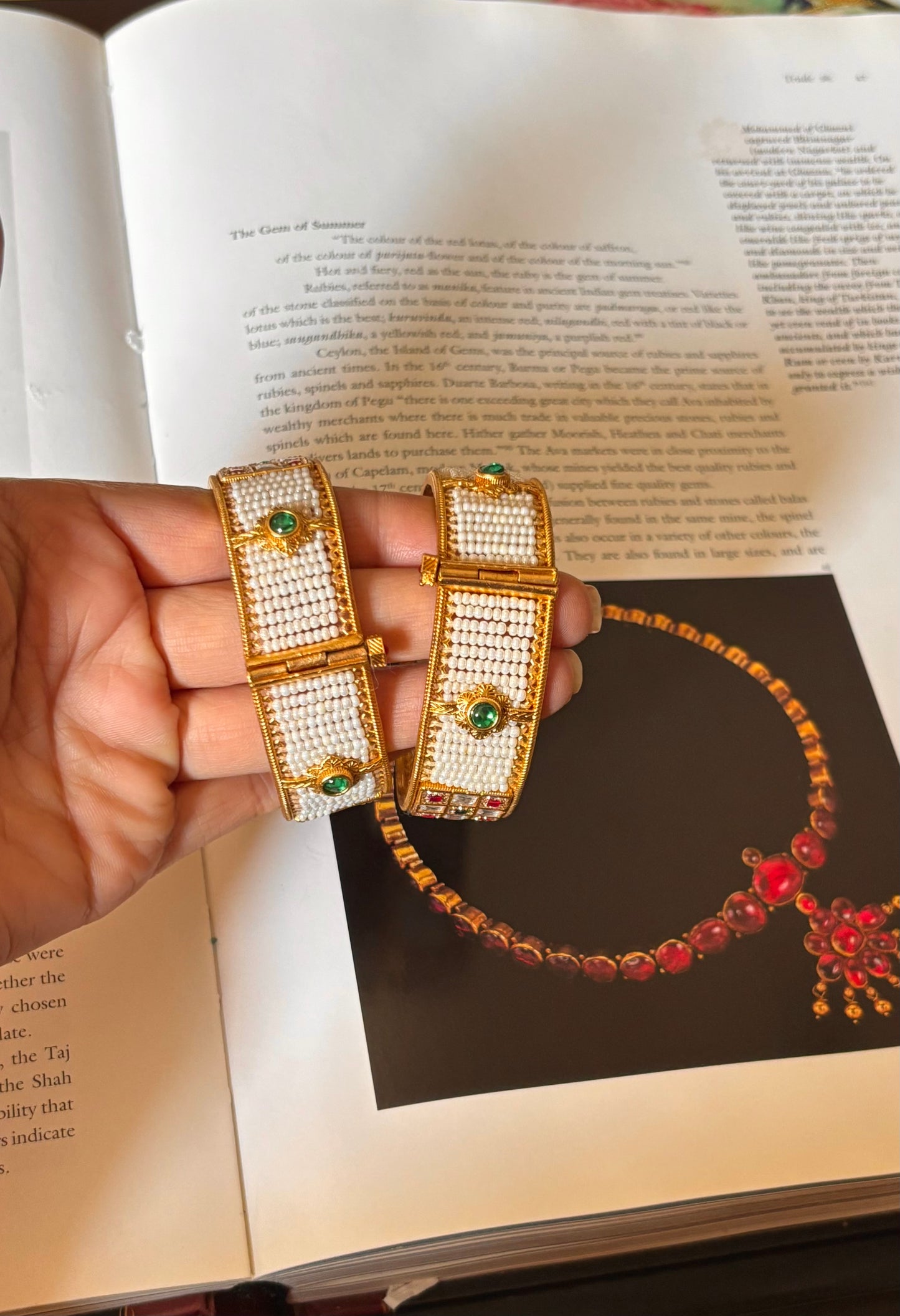 White rajwadi bangdi in ruby & emerald