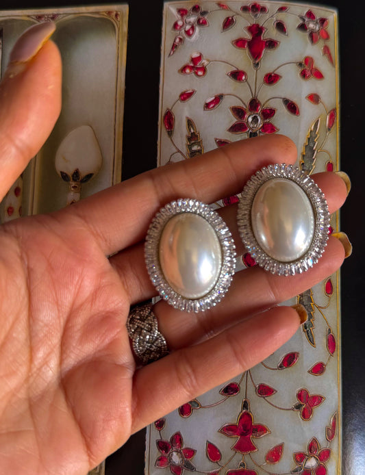 White pearl cocktail stud